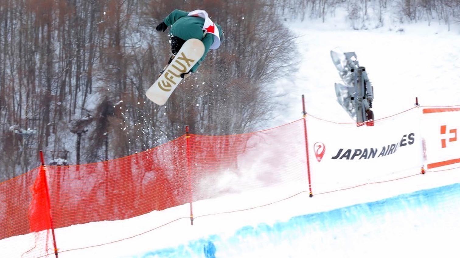 今年2月の札幌ジュニアスノーボード競技会で大人顔負けの技を披露する工藤(本人提供)