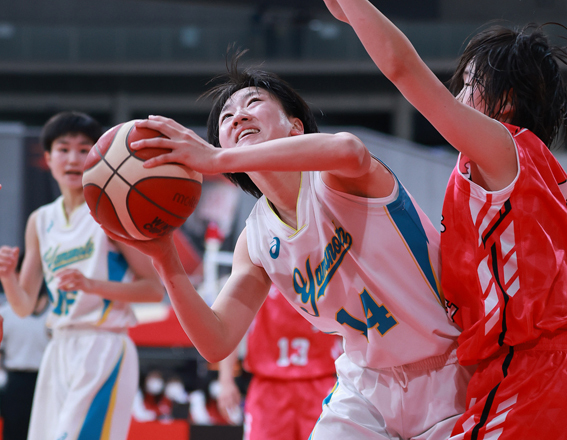 札幌山の手次世代エース谷口(中央)も22得点をマーク