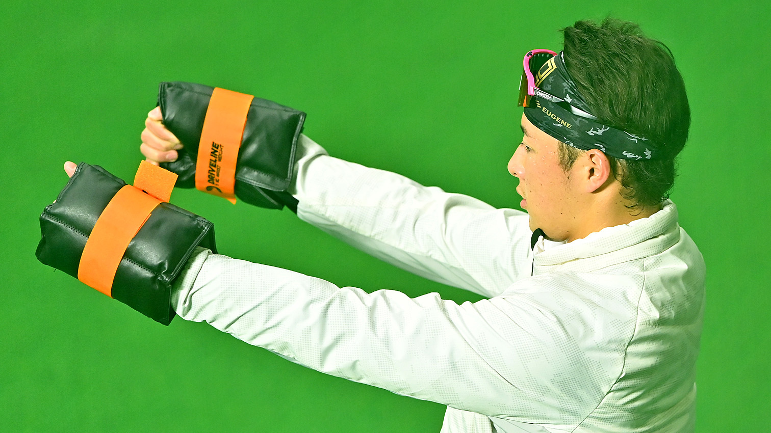 手首に装着する重りが入ったリストウエイトで肩や二の腕筋などを強化