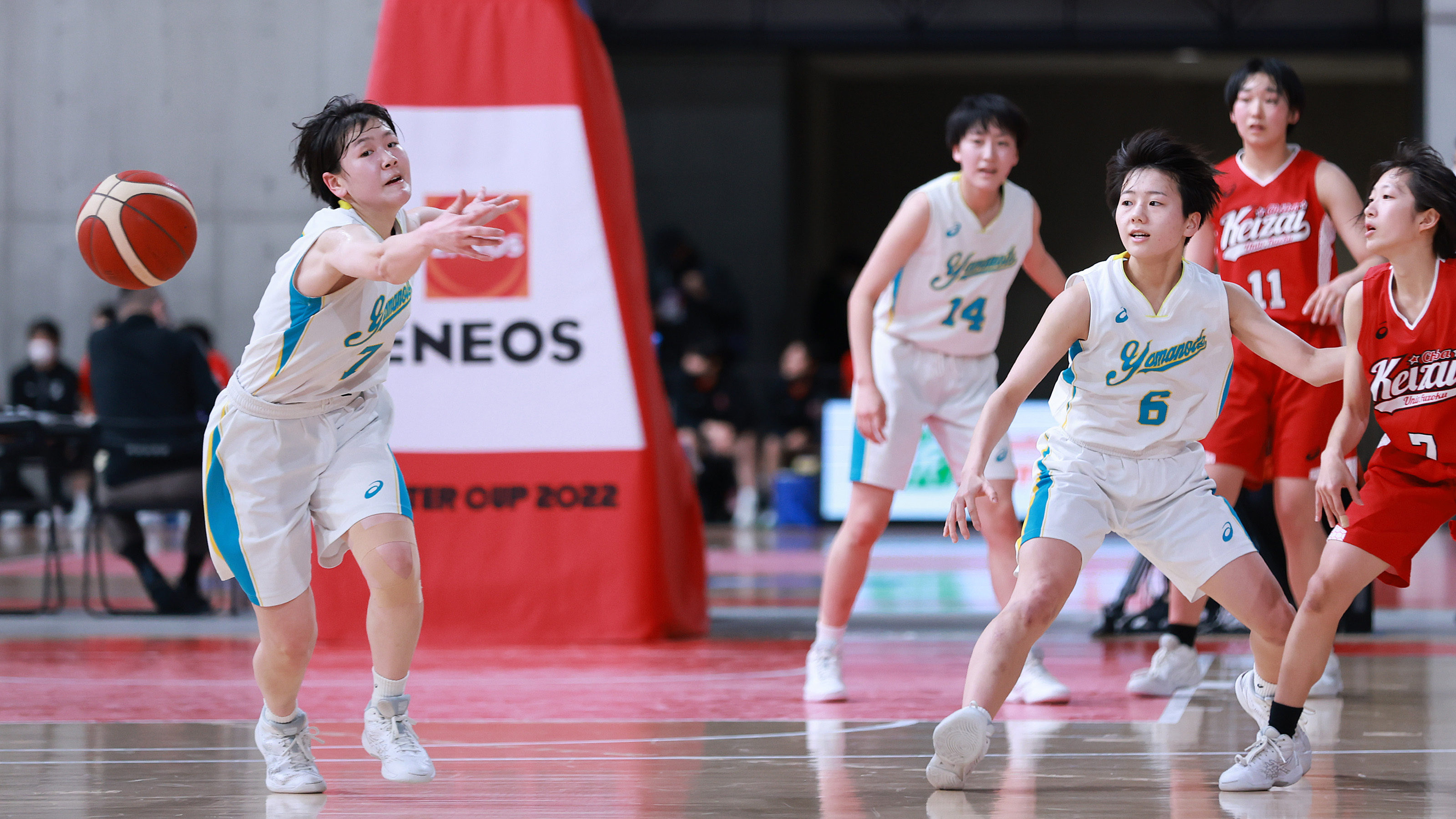 寺岡(左、7番)、野原(6番)が森岡の代わりに奮起(撮影・富田茂樹)