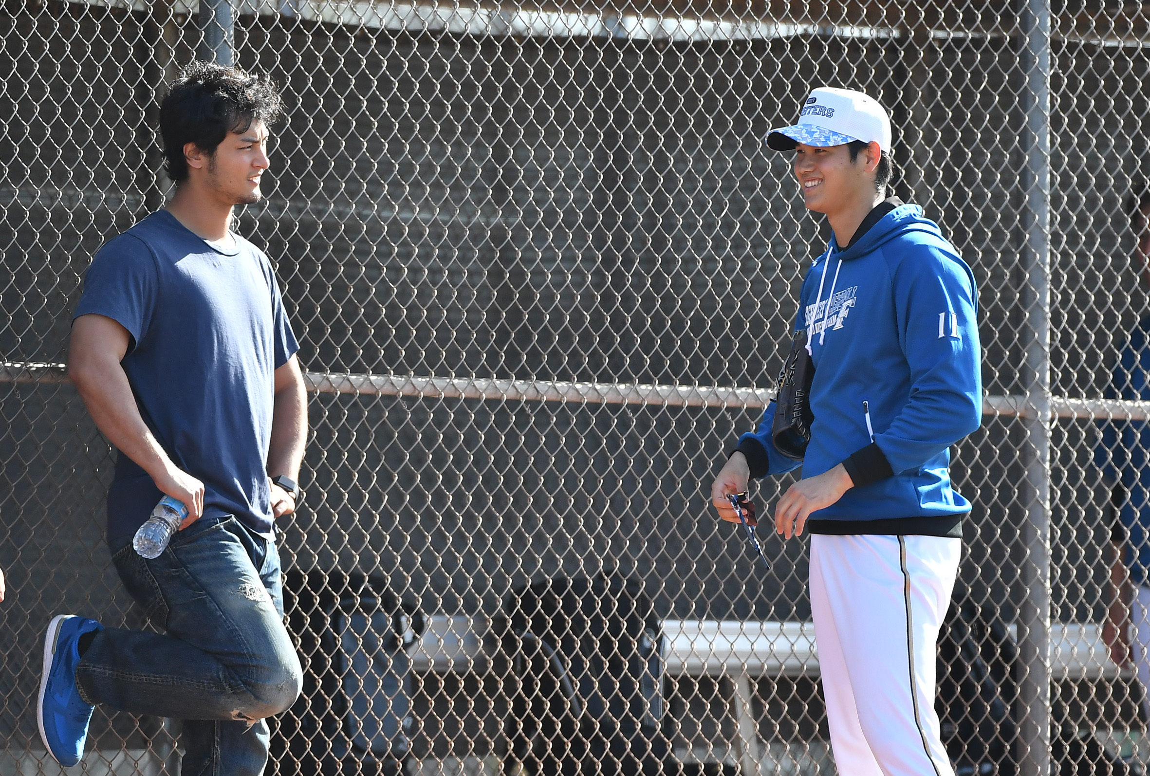 2017年2月、日本ハムアリゾナキャンプでダルビッシュ(左)と話をする大谷