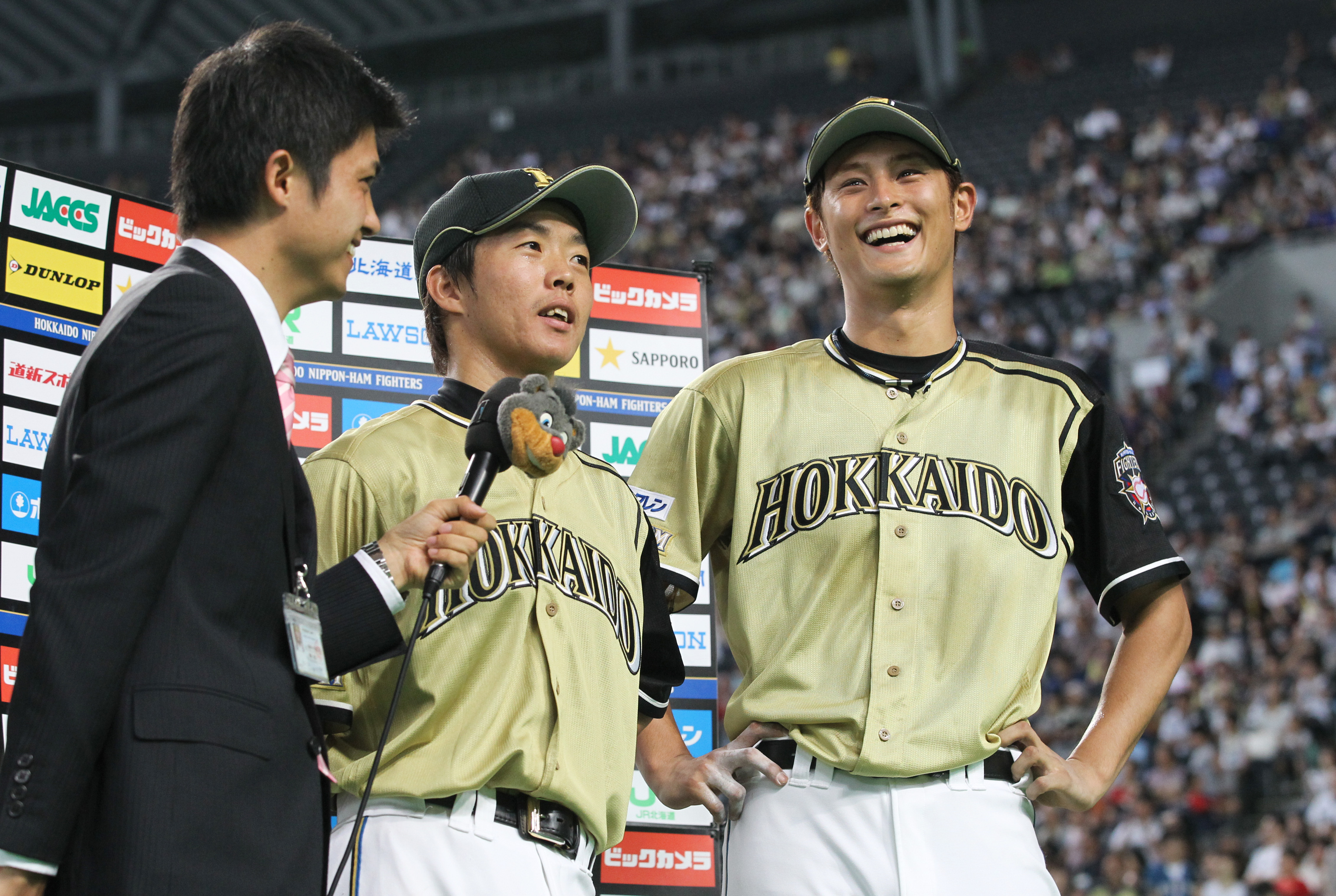 2010年7月、ヒーローインタビューで笑顔を見せるダルビッシュ(右)と鶴岡さん