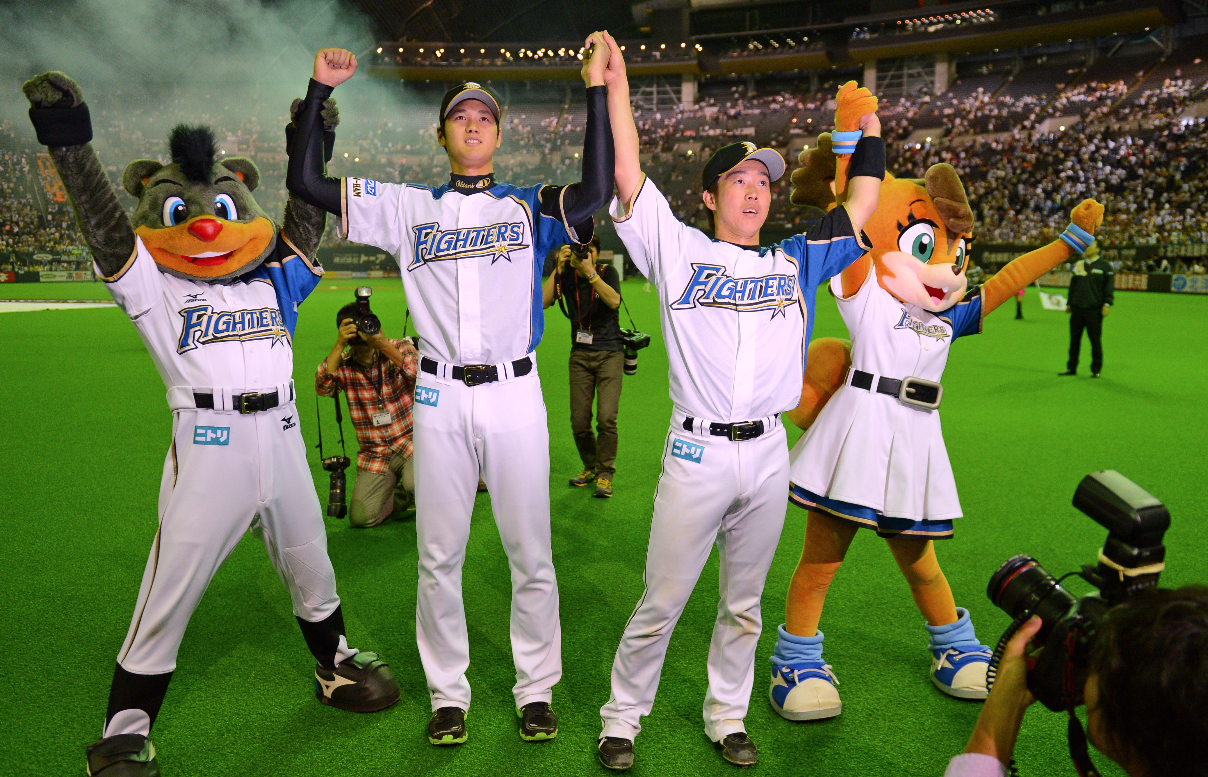 2013年6月、スタンドにあいさつをする鶴岡さん(左)と大谷