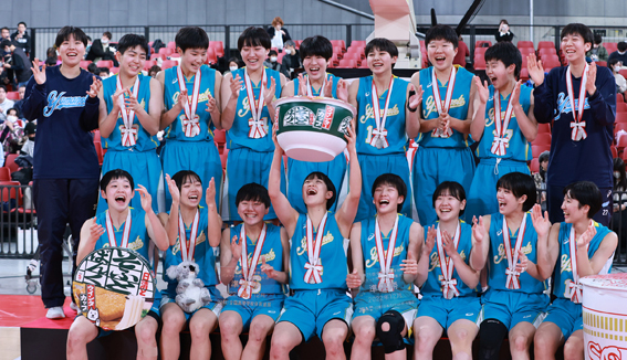 表彰式後、笑顔で記念撮影する札幌山の手の選手ら（撮影・富田茂樹）