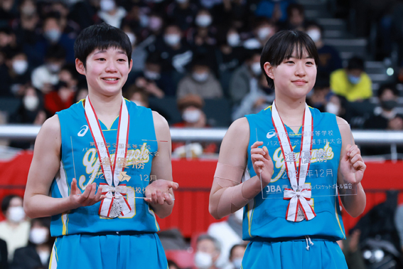 札幌山の手の森岡（右）と岡井は表彰式で笑顔を見せる（撮影・富田茂樹）