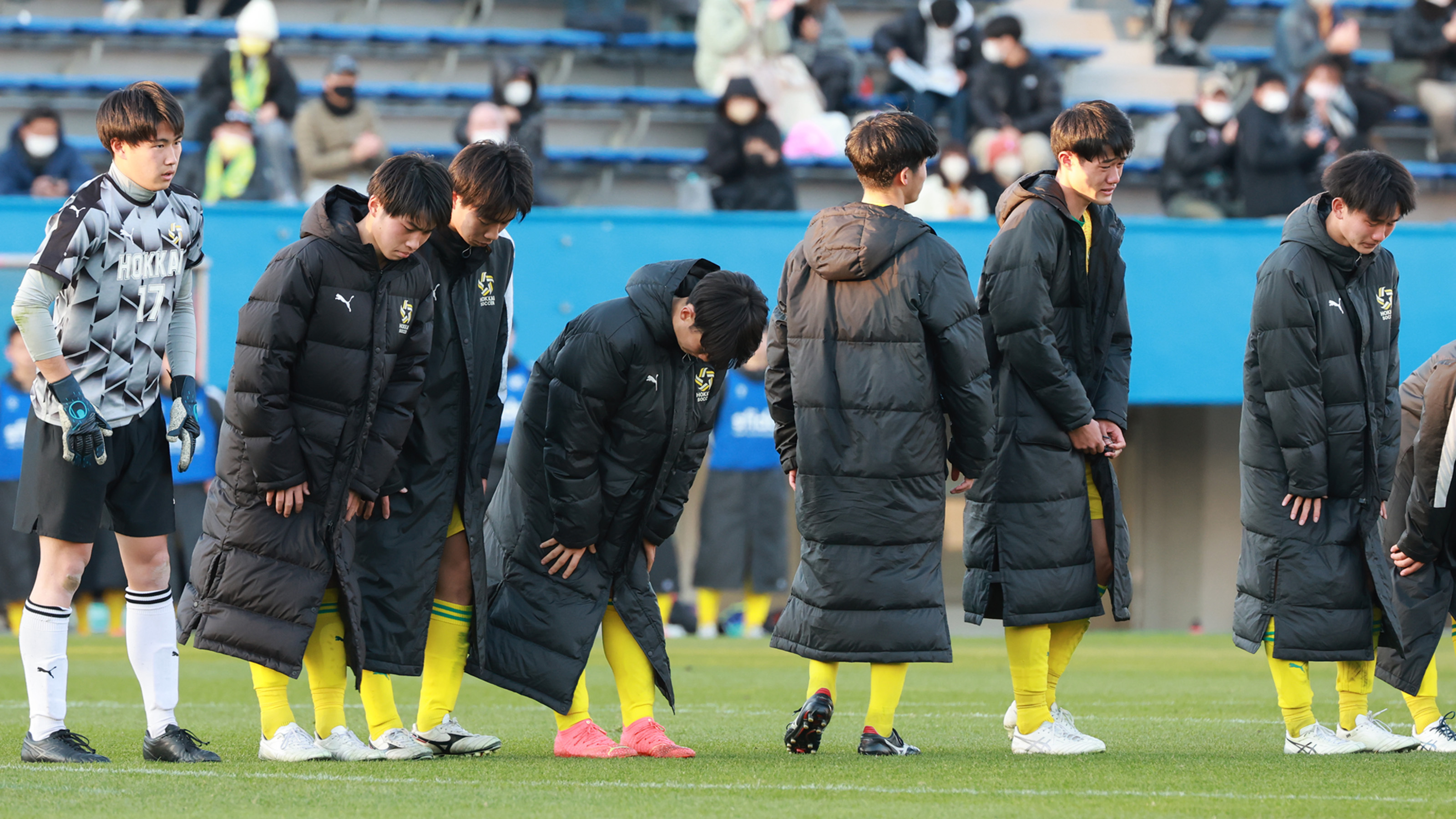 PK戦で国見に敗れ、肩を落とす北海イレブン