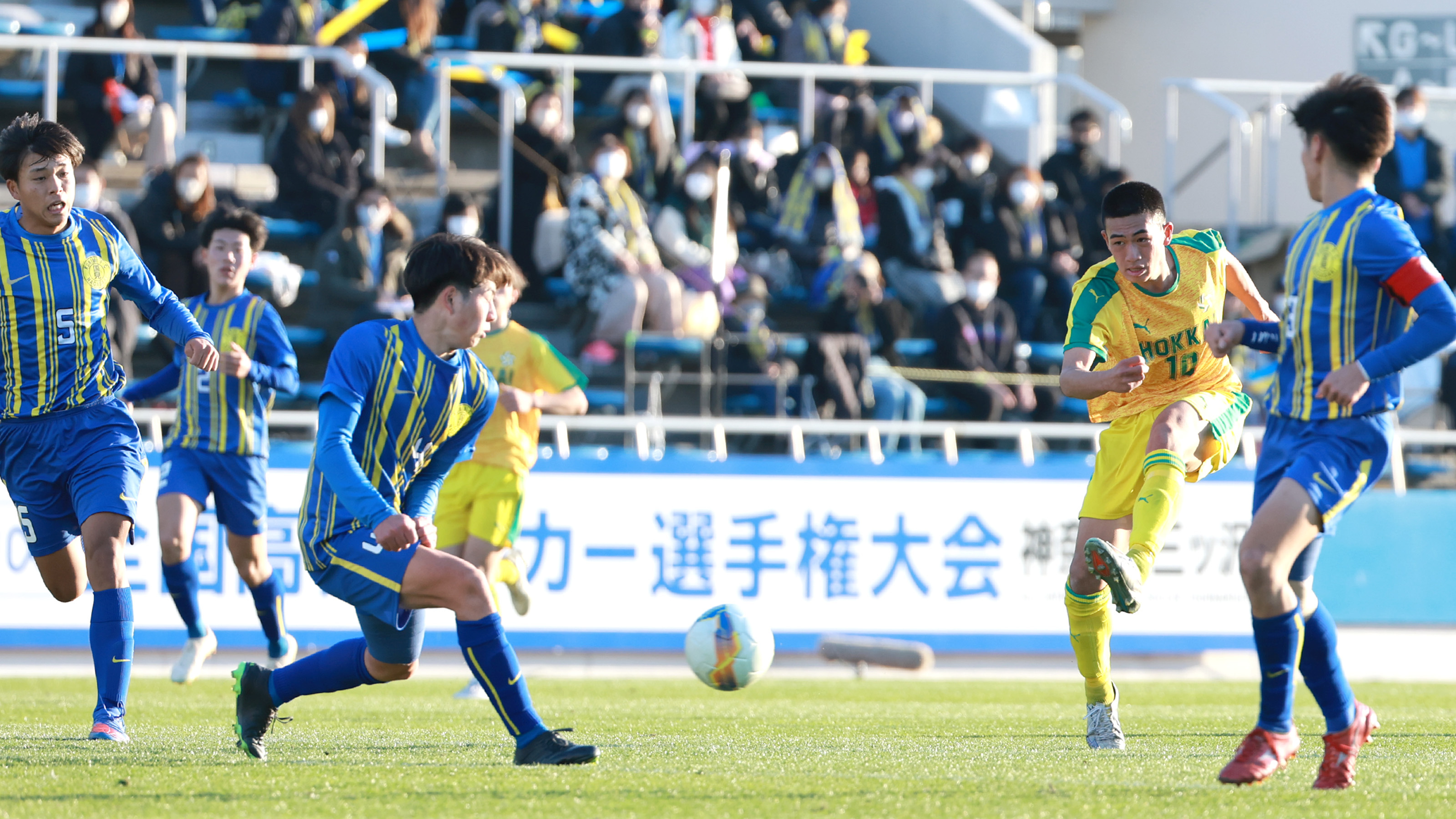 後半27分に同点のシュートを決める主将の桜庭(右から2人目)