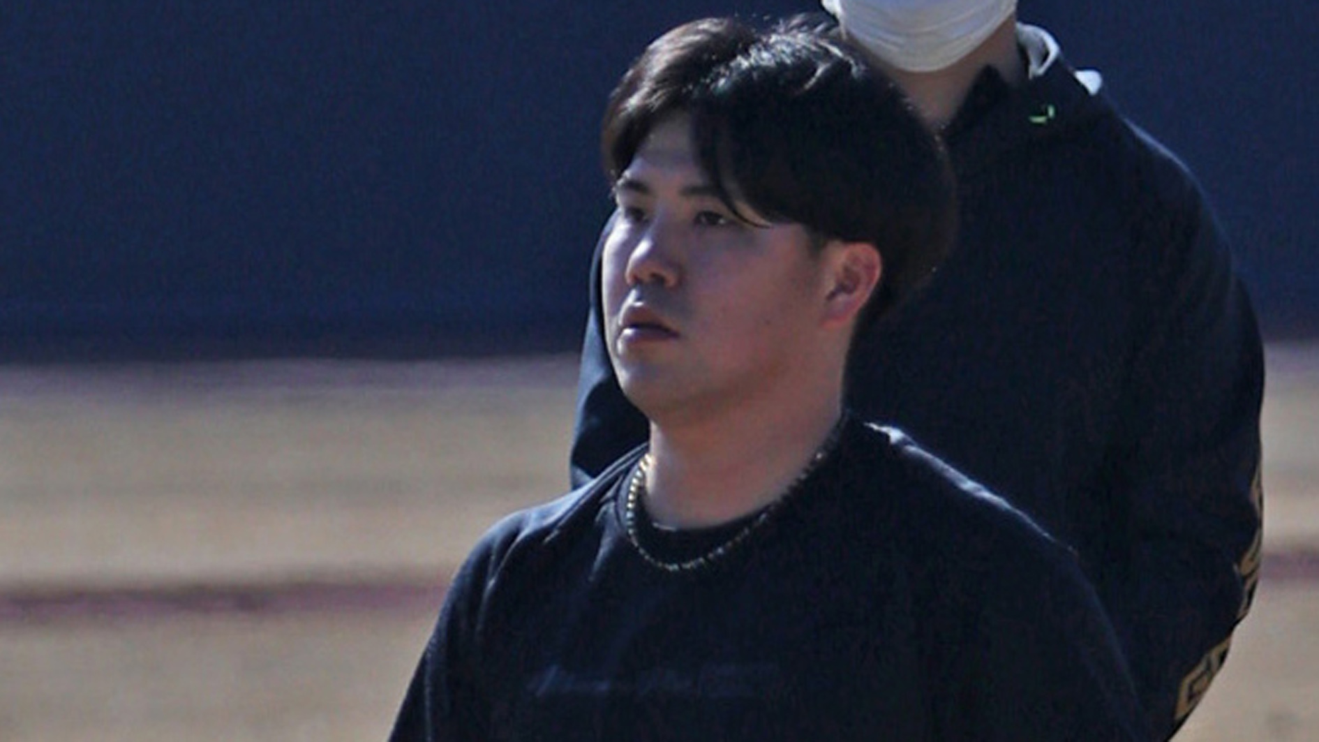 キャッチボールで早速、矢沢と〝共演〟した金村(撮影・桶谷駿矢)