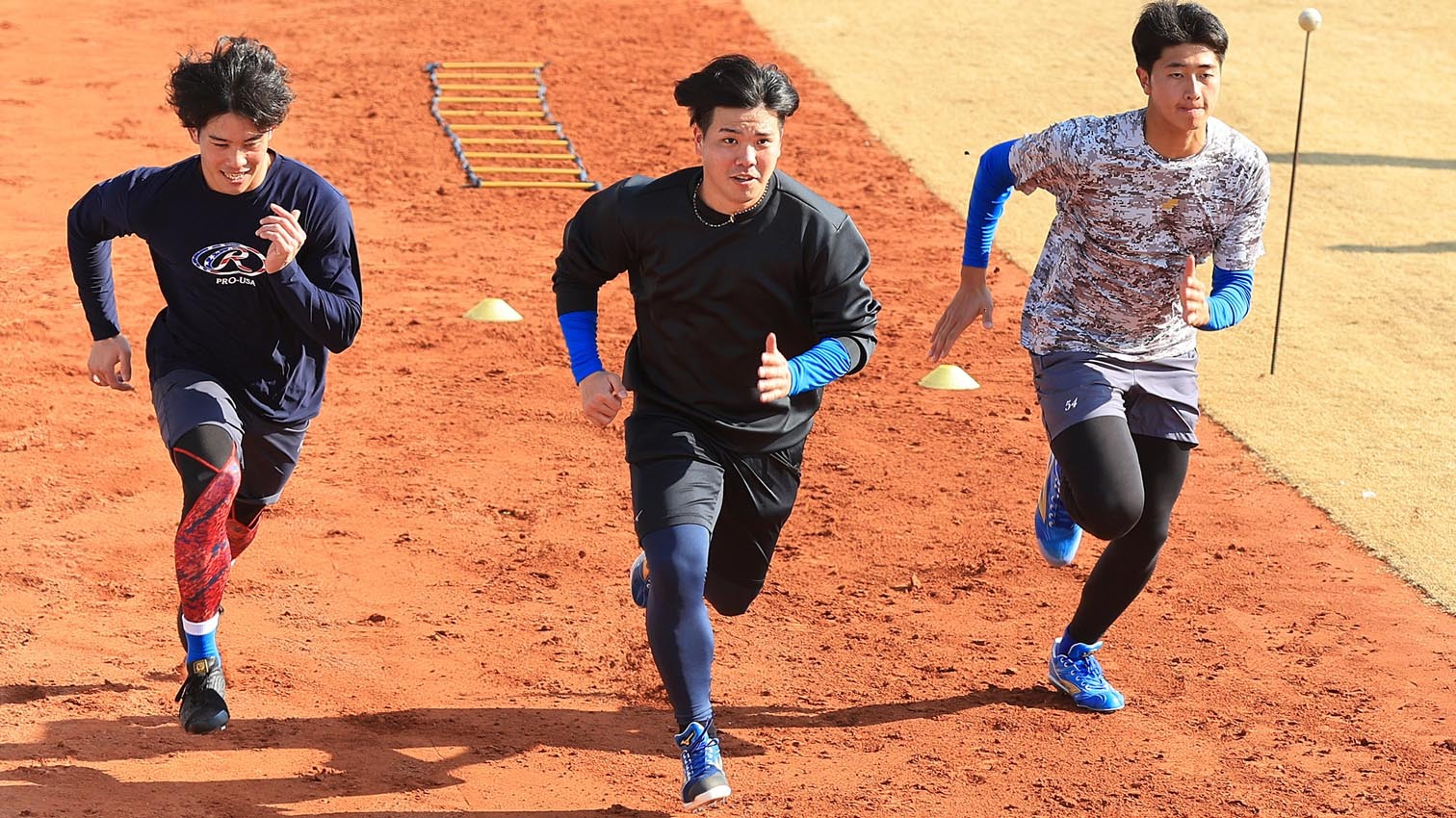 新人合同自主トレでダッシュする金村(中央)