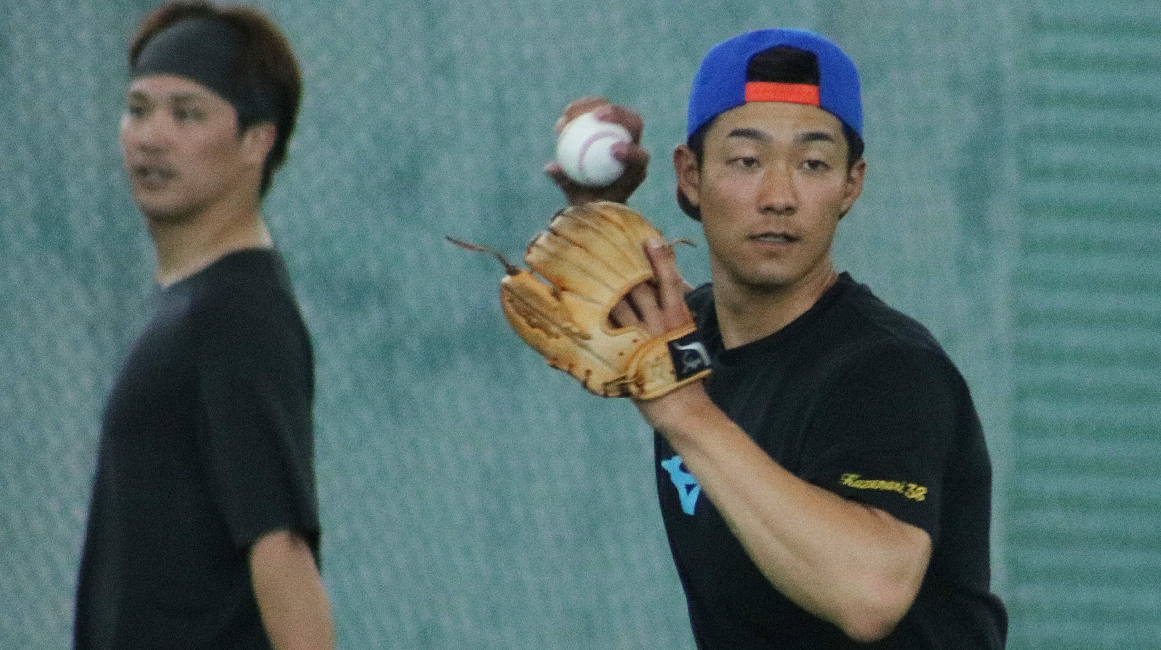 沖縄・恩納村で自主トレに励む石井(右)がオンライン取材に応じた(球団提供)