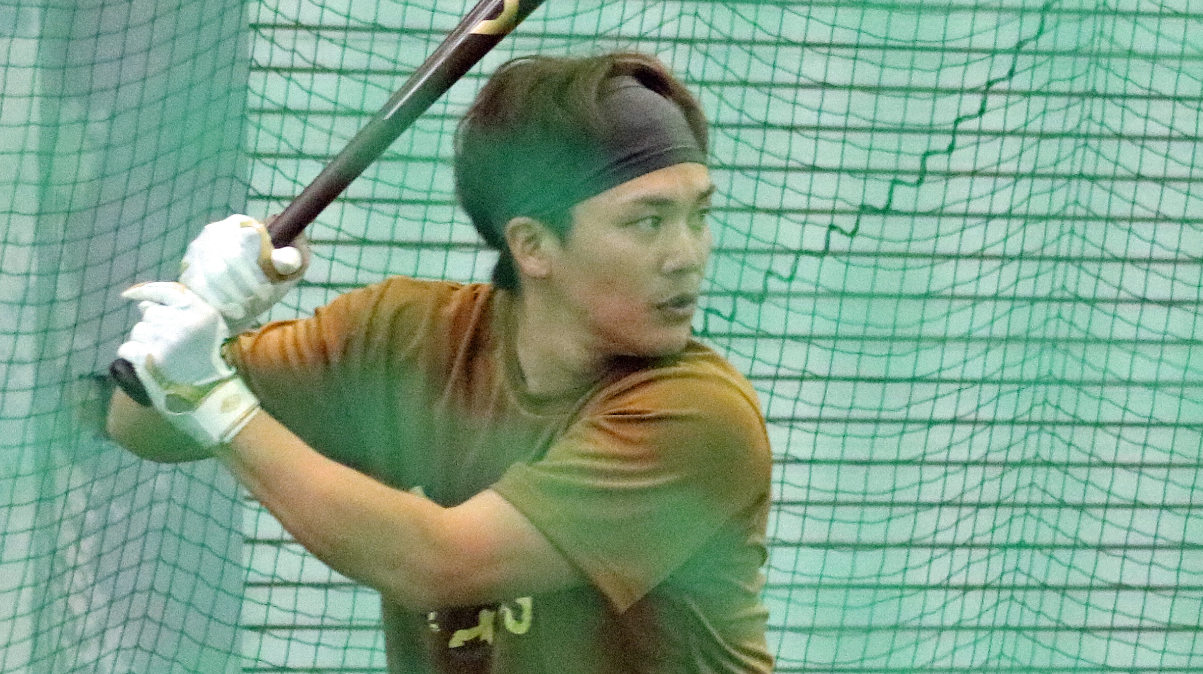 沖縄・恩納村での自主トレに励む伏見(球団提供)