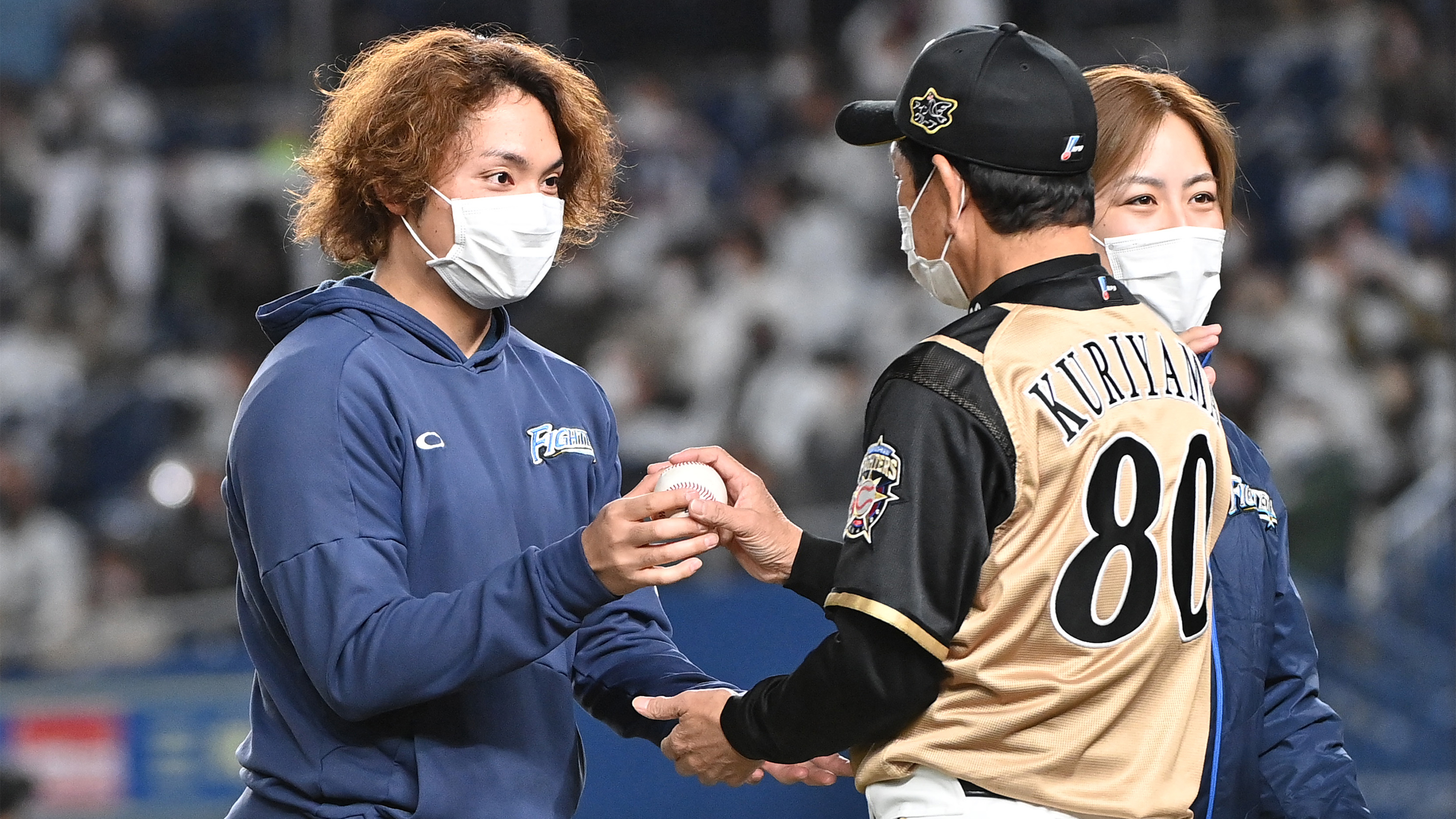 21年10月30日、シーズン最終戦のロッテ戦で10勝目をマークし、ウイニングボールを栗山監督(右)に渡そうとする伊藤