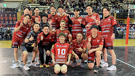 ヴォレアスの選手たちと記念撮影する杉谷氏(中段左から3人目)