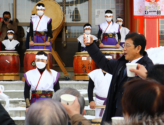 WBC優勝を祈願し、栗山監督(中央)は栗山町民と御神酒を飲んだ(撮影・榎本真之)