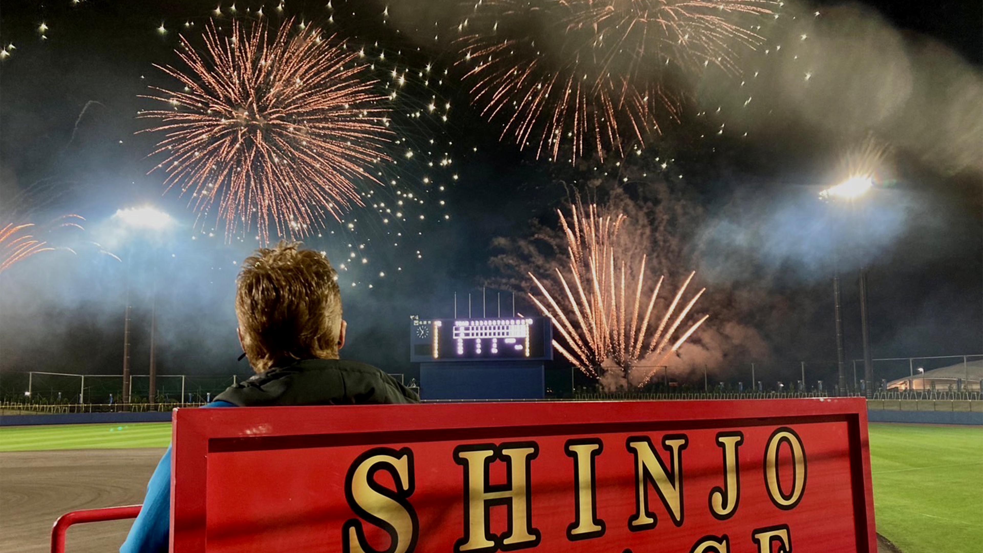 特設ステージから花火を見上げる新庄監督(撮影・松本奈央)