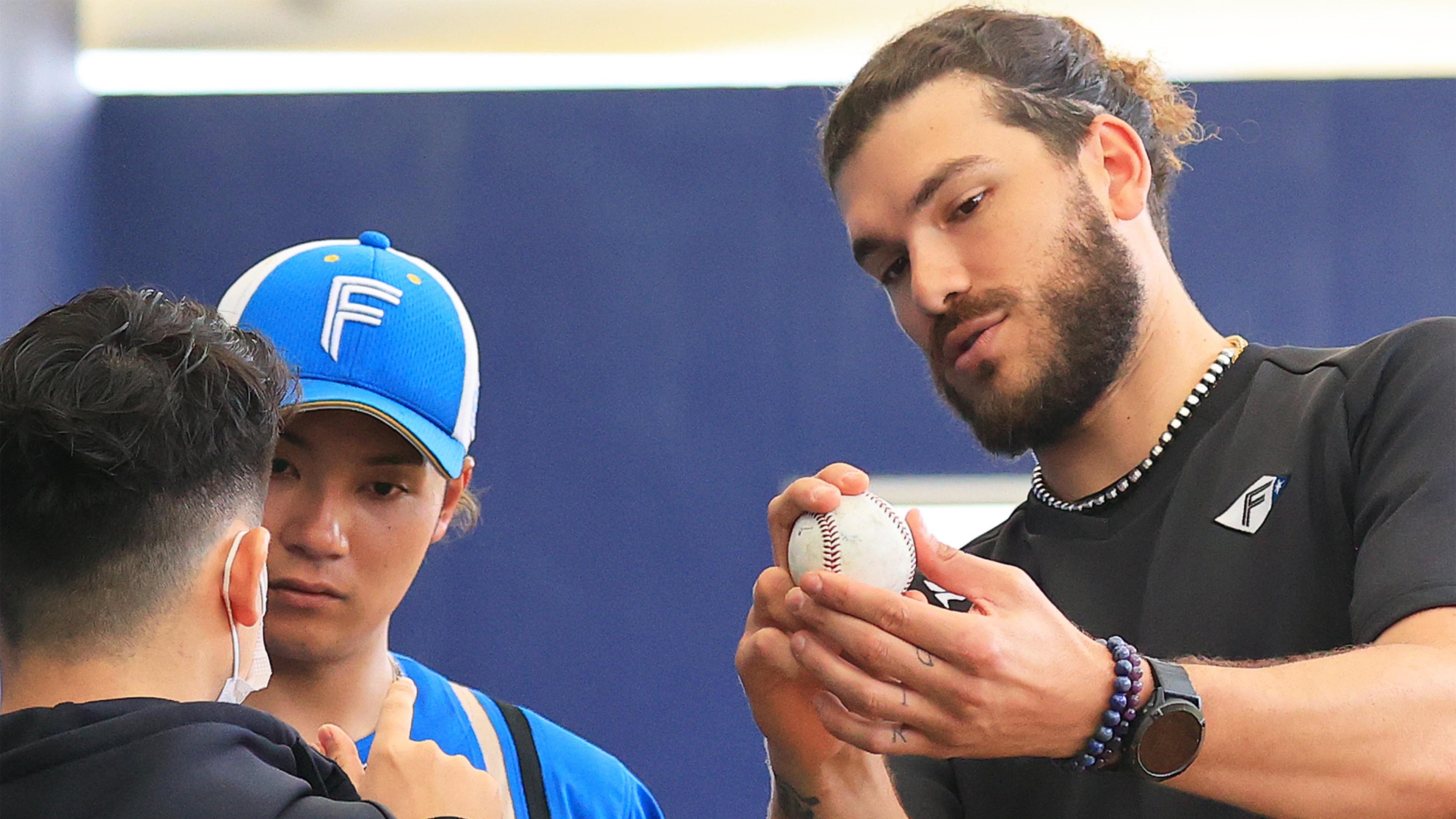 伊藤(中央)はポンセ(右)にWBC球への助言を求めた(撮影・松本奈央)