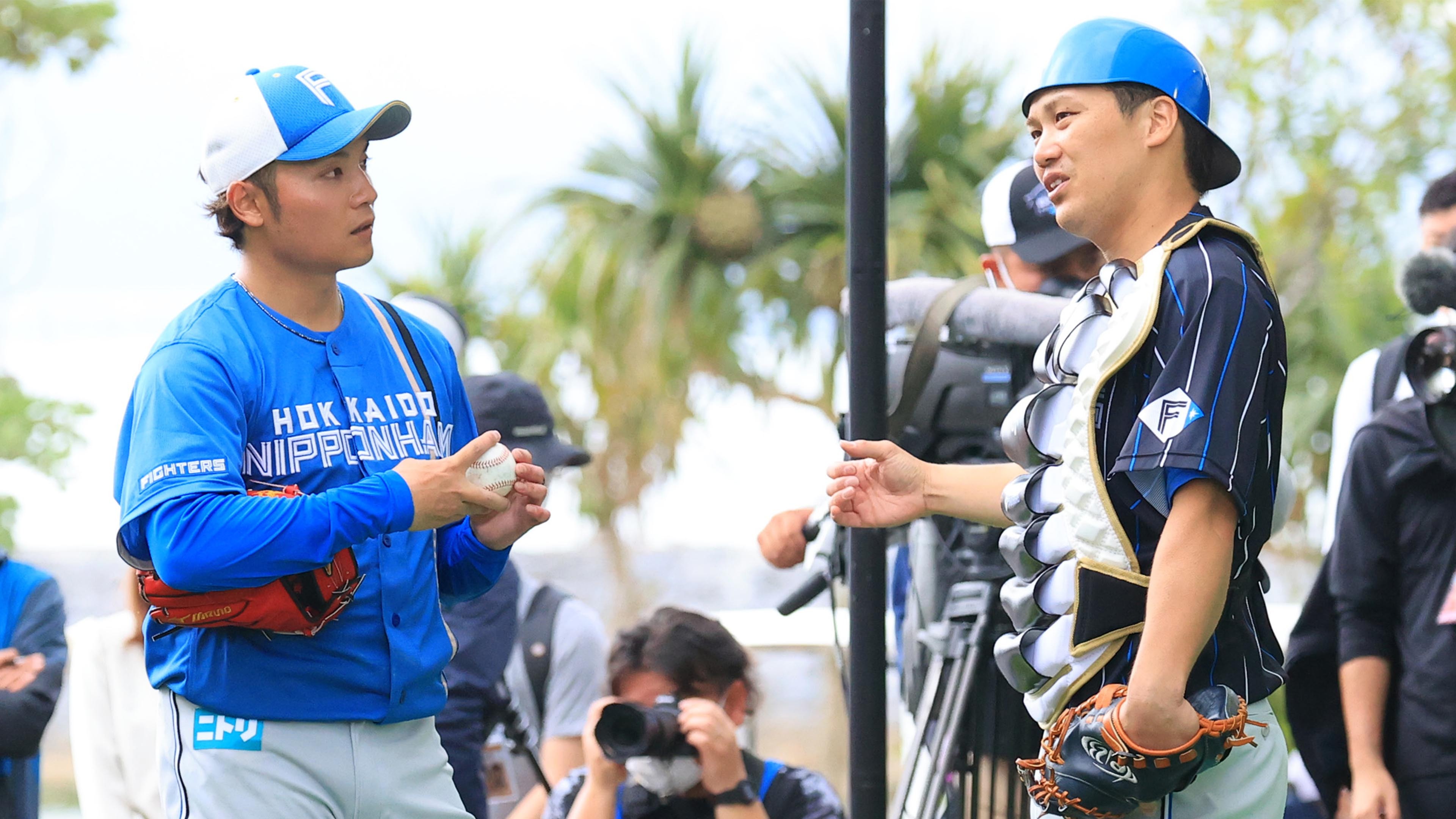 ブルペン投球後、伊藤(左)は捕手を務めた伏見と言葉を交わす(撮影・松本奈央)