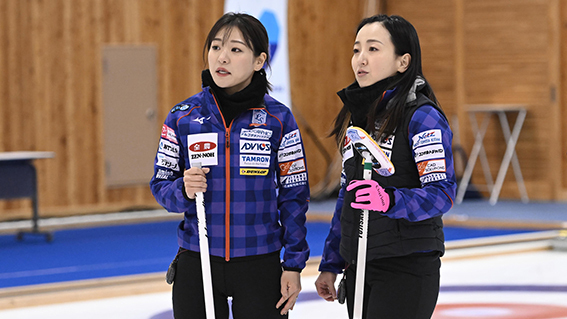 話し合う吉田知と藤沢(提供写真・JCA IDE)