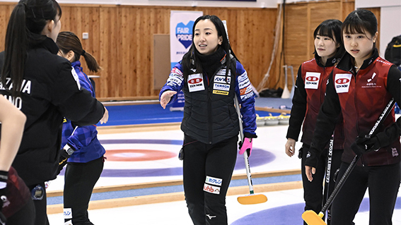 試合終了後に握手を求める藤沢(提供写真・JCA IDE)