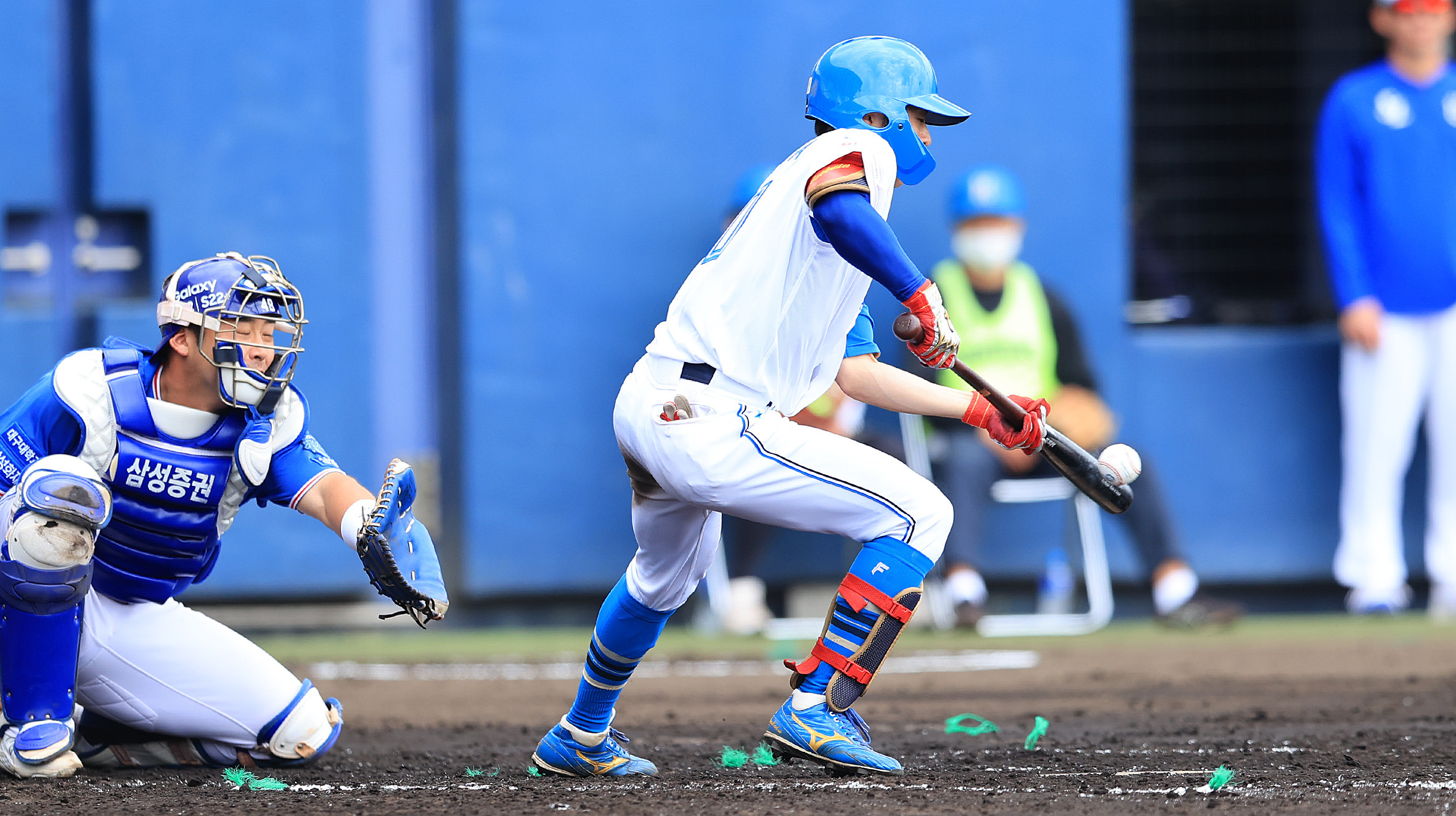 三回の第2打席でセーフティーバントを決める五十幡(撮影・松本奈央)