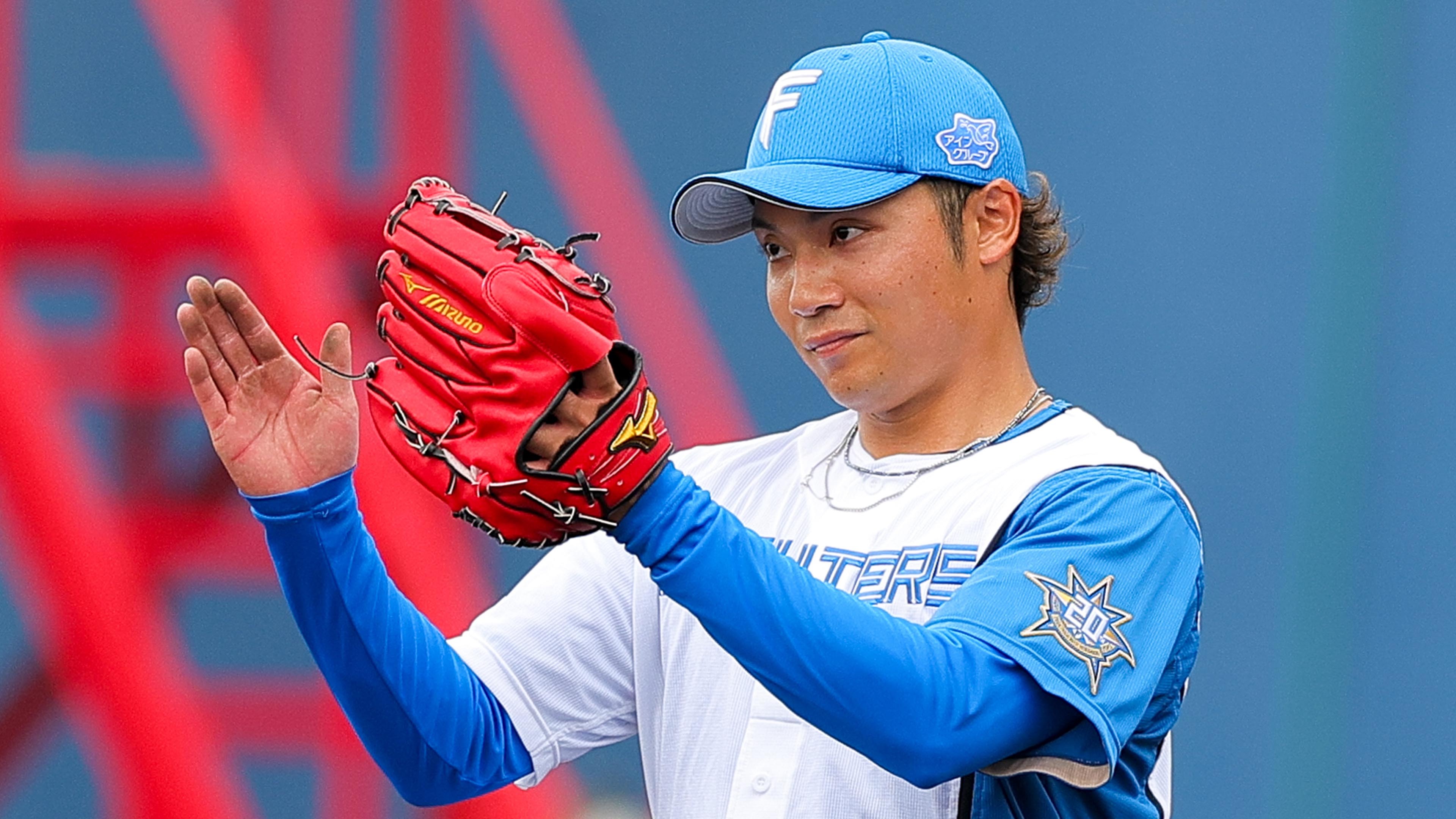 3人目の打者を左飛に打ち取り、守備陣に向けて拍手を送る伊藤(撮影・大石祐希)