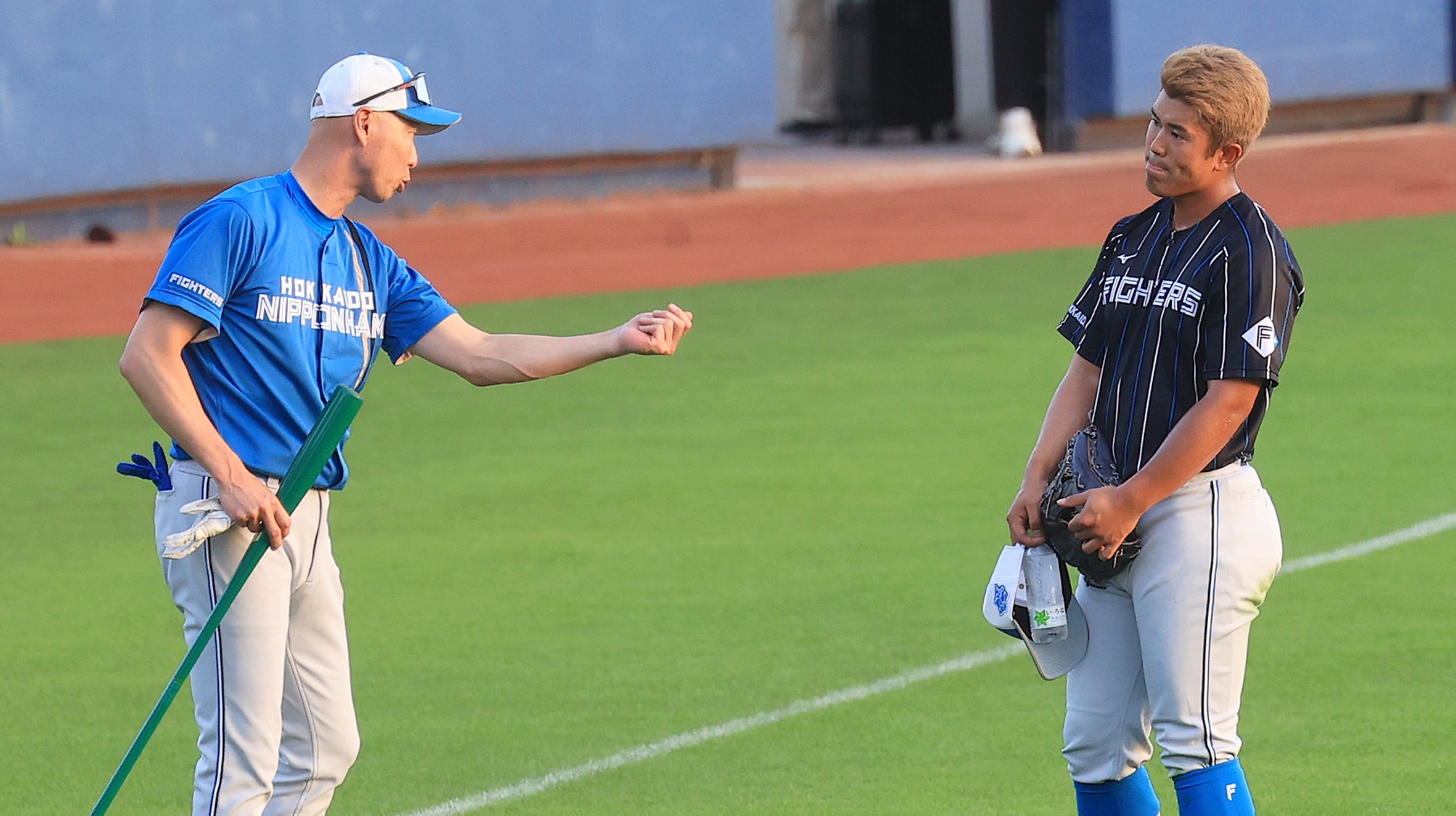 試合後の特守で森本コーチ(左)からアドバイスを受ける今川(撮影・松本奈央)
