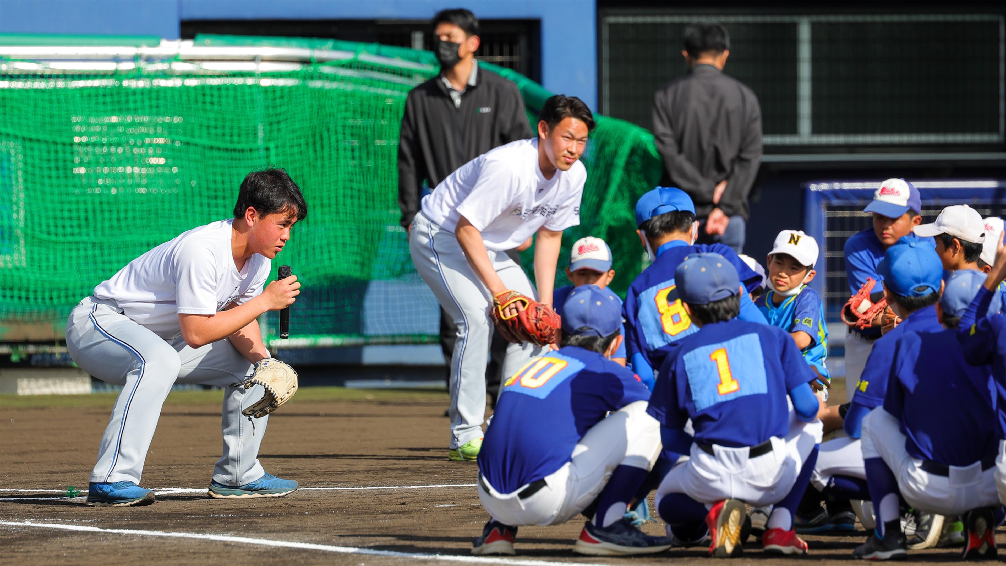 練習後、畔柳（左端）は野球教室で子どもたちに熱血指導（撮影・大石祐希）