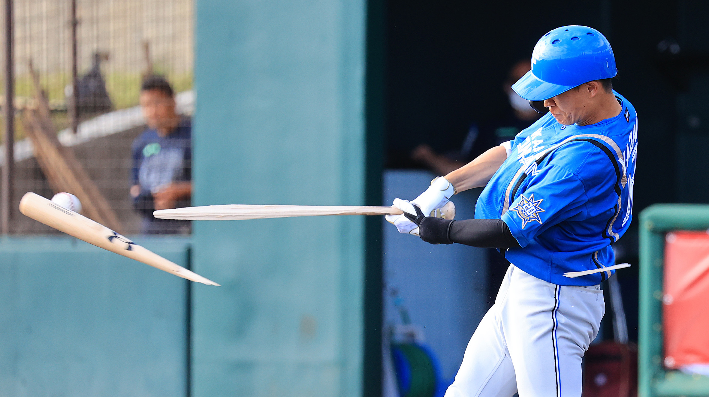 八回の第1打席でバットを折りながらも内野安打をマークする矢沢(撮影・松本奈央)