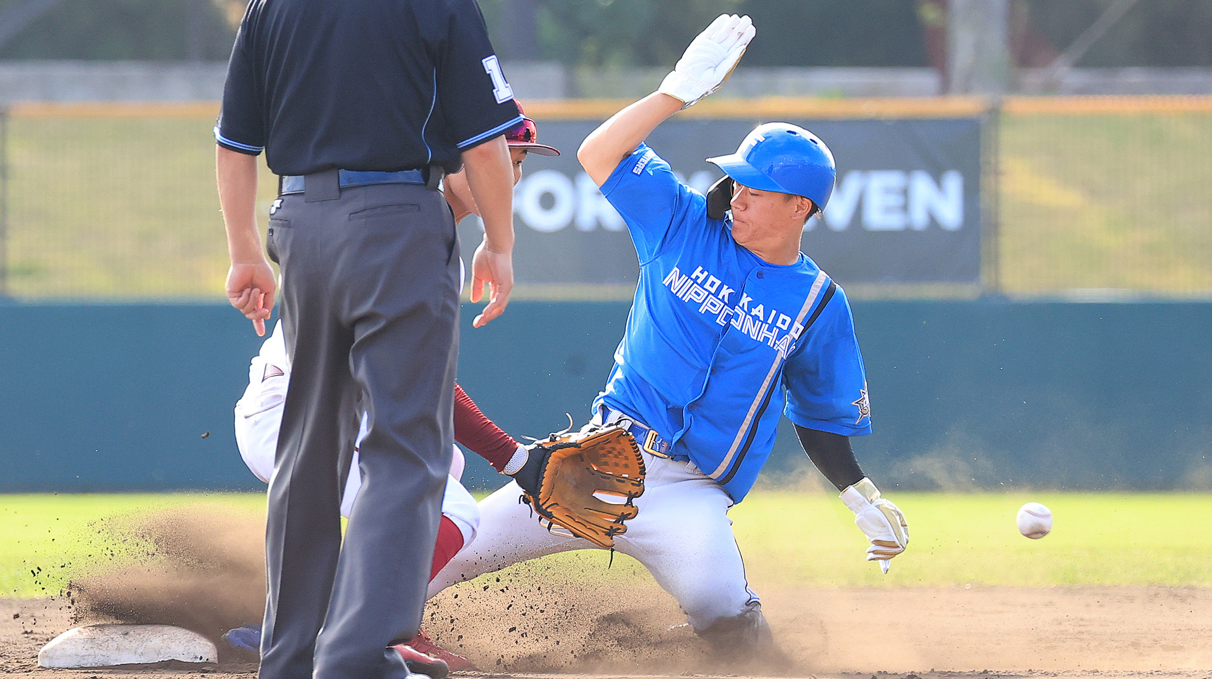 八回にヒットで出塁後、すかさず二盗を決める矢沢(撮影・松本奈央)