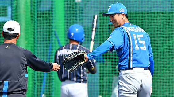 建山コーチからボールを受け取る上沢