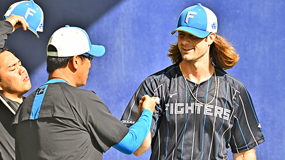 投球練習後、ガント(右)は建山コーチ(中央)と言葉を交わす(撮影・桜田史宏)