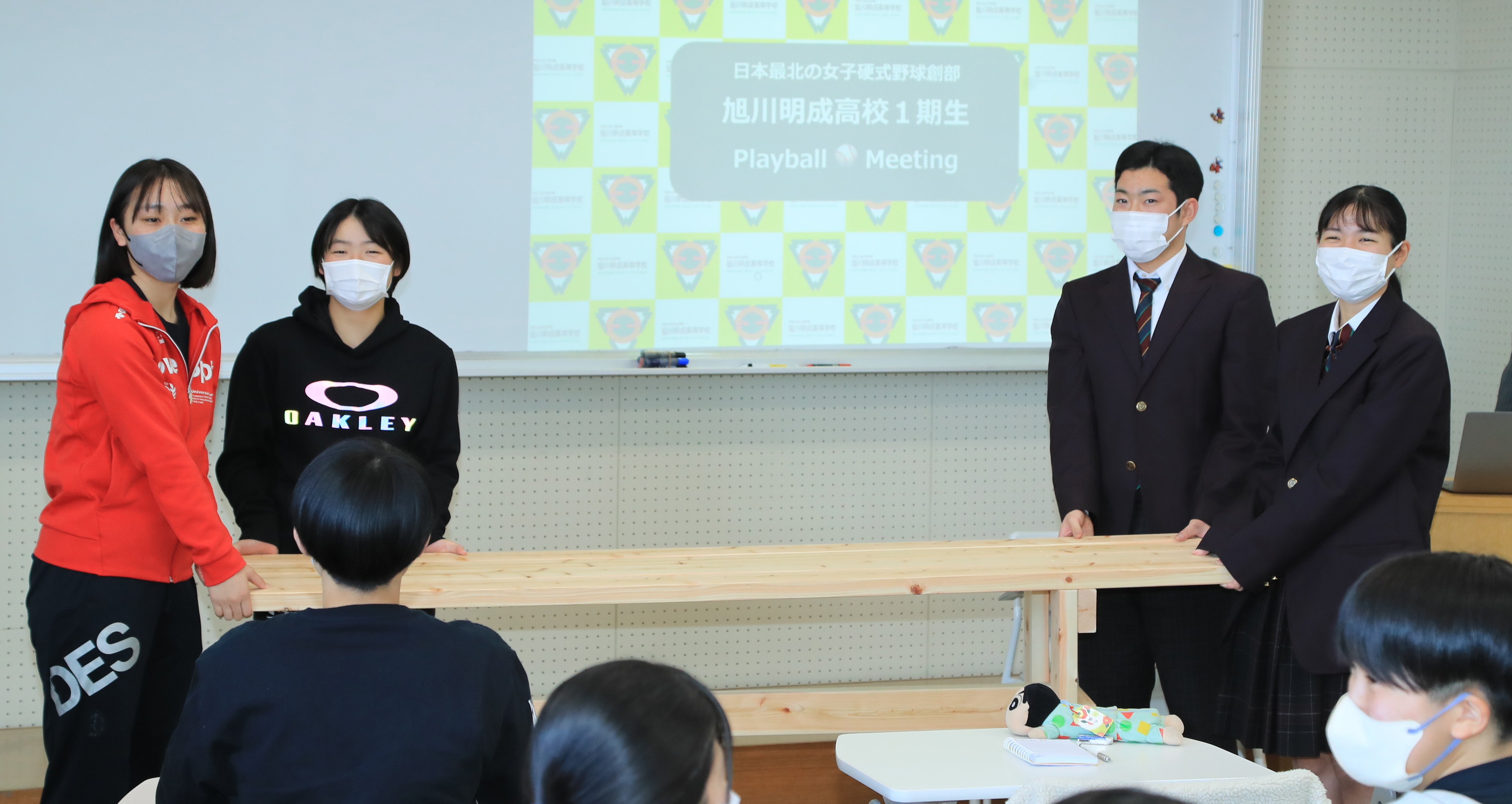旭川明成高生徒による女子野球部のサポート組織(右)から、女子野球部に手作りのベンチがプレゼントされた