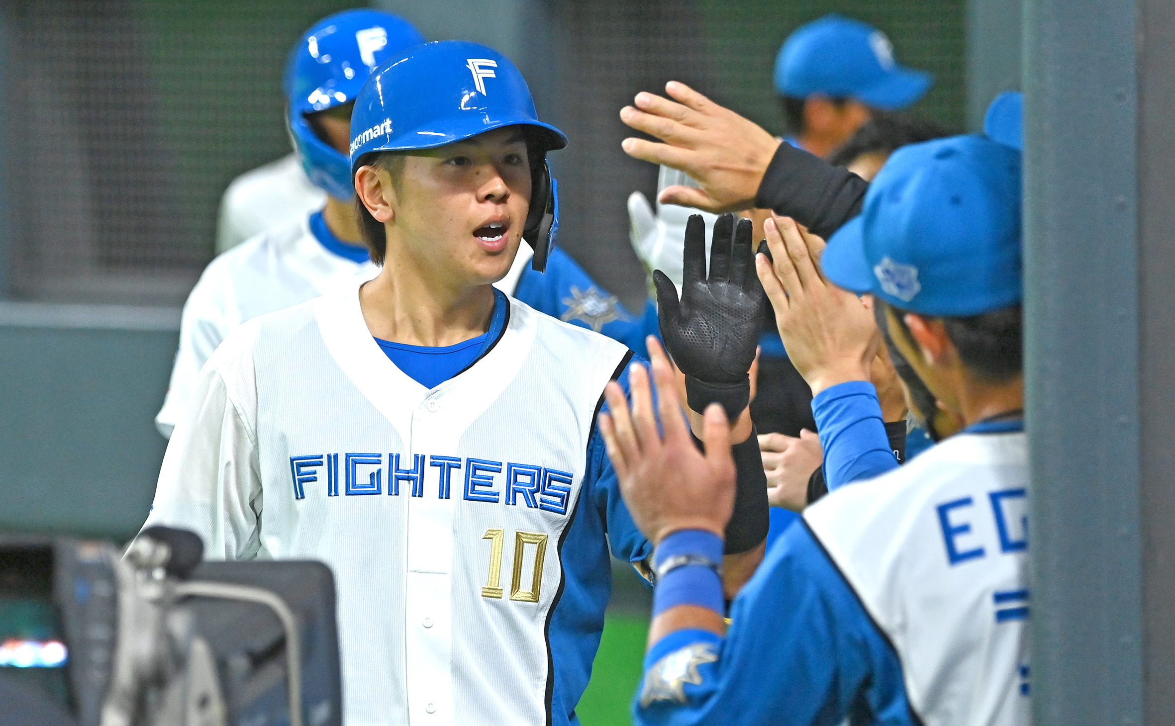 2点本塁打を放った清水(中央)がベンチ前で祝福を受ける(撮影・桜田史宏)