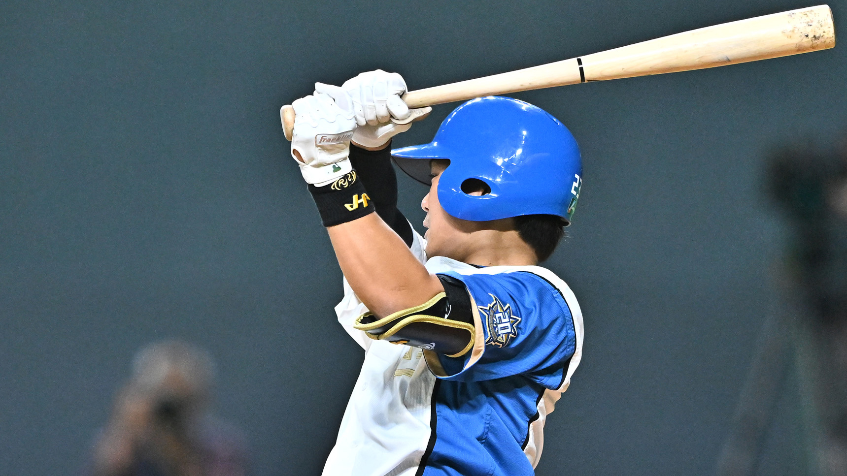 七回1死二、三塁、伏見が適時打を放つ(撮影・桜田史宏)