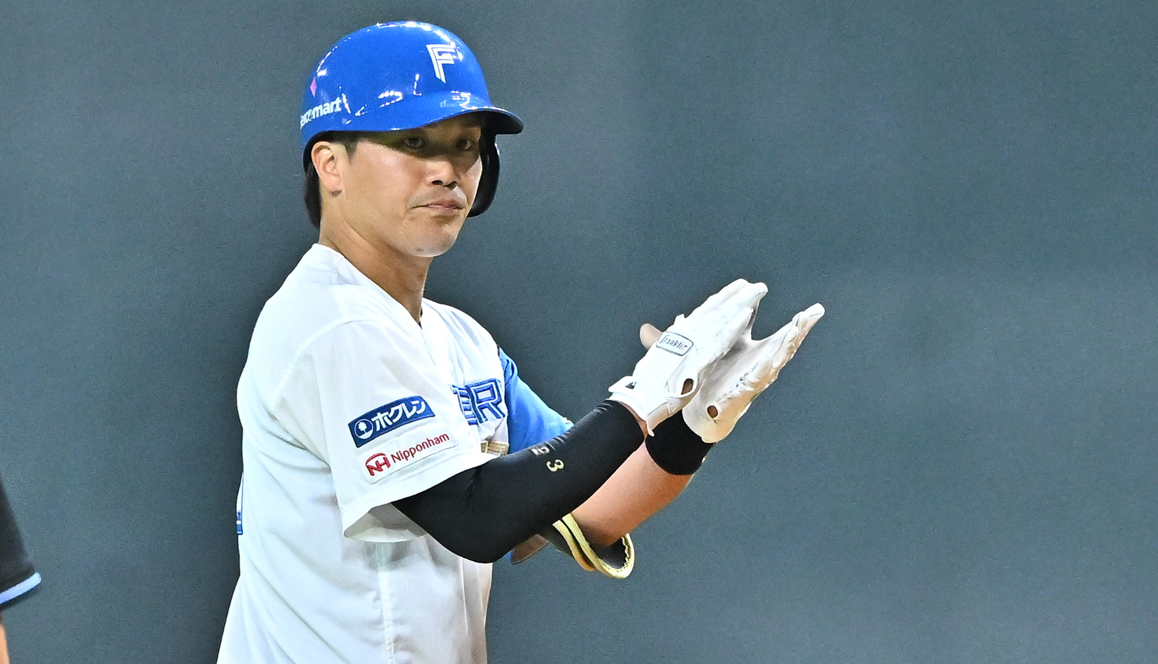 伏見が適時打を放ち塁上で拍手をする(撮影・桜田史宏)