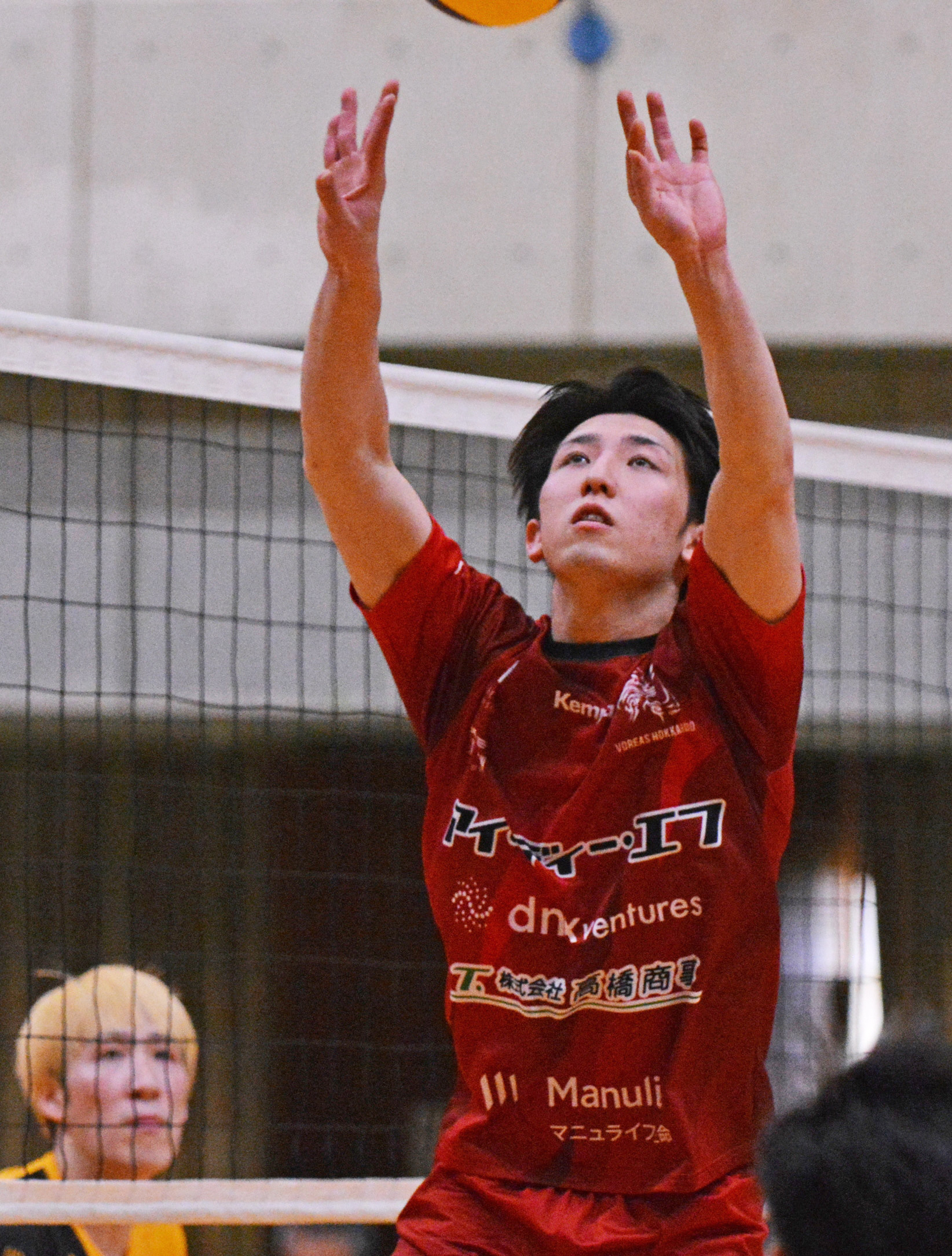 トスを上げる山岸(撮影・十島功)