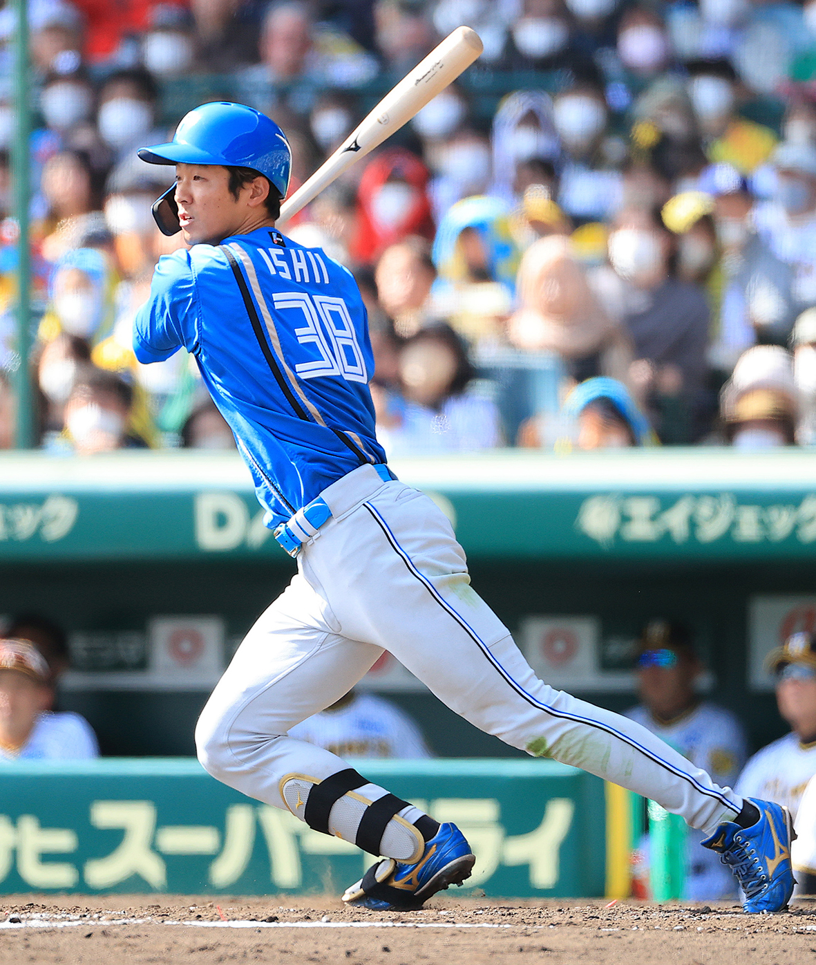 四回1死一、三塁で、石井が適時打を放つ(撮影・松本奈央)