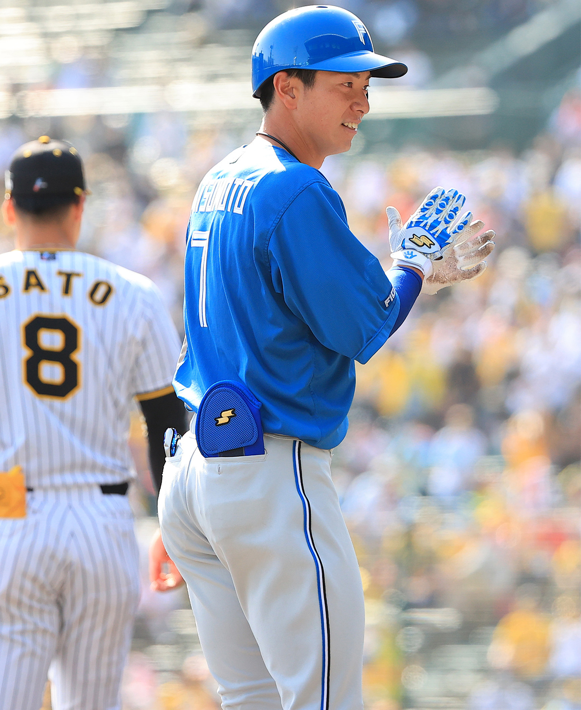 五回1死一、二塁で、逆転の2点三塁打を放った松本剛が手を叩く(撮影・松本奈央)