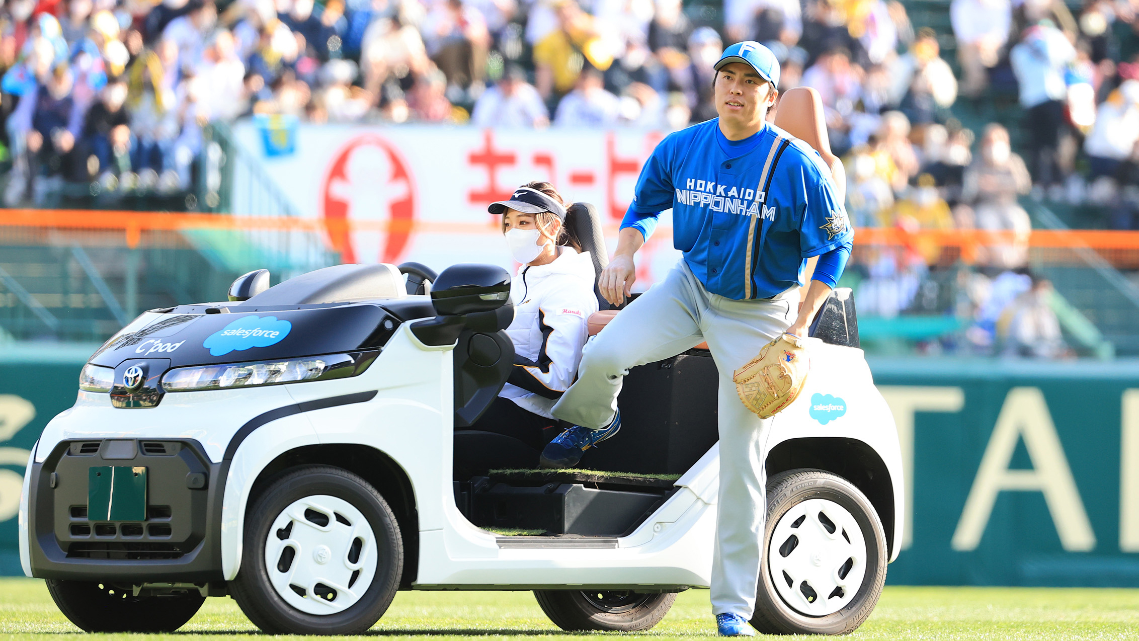 八回、リリーフカーで登場した田中正(撮影・松本奈央)