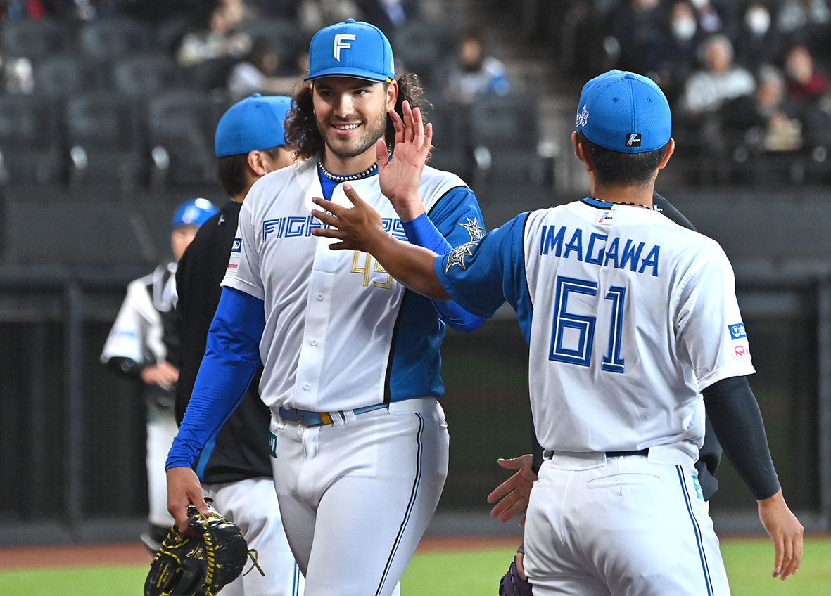 一回を終え、今川とタッチを交わすポンセ(中央)