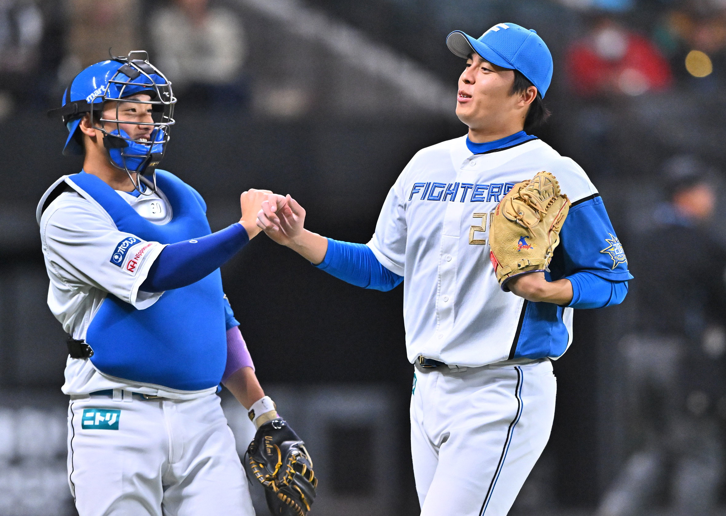 九回を終え、宇佐見(左)とグータッチを交わす田中正