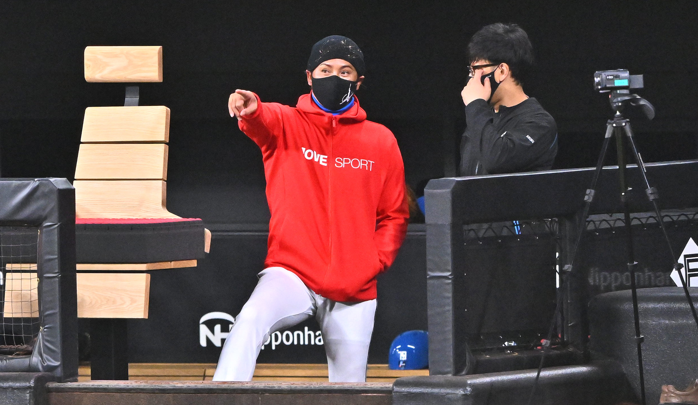 練習中、グラウンドを指さし細かい確認をする新庄監督