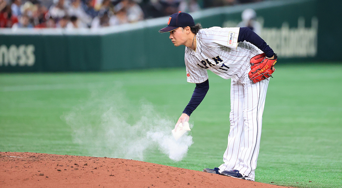 五回2死一、三塁で登板し、〝追いロジン〟する伊藤