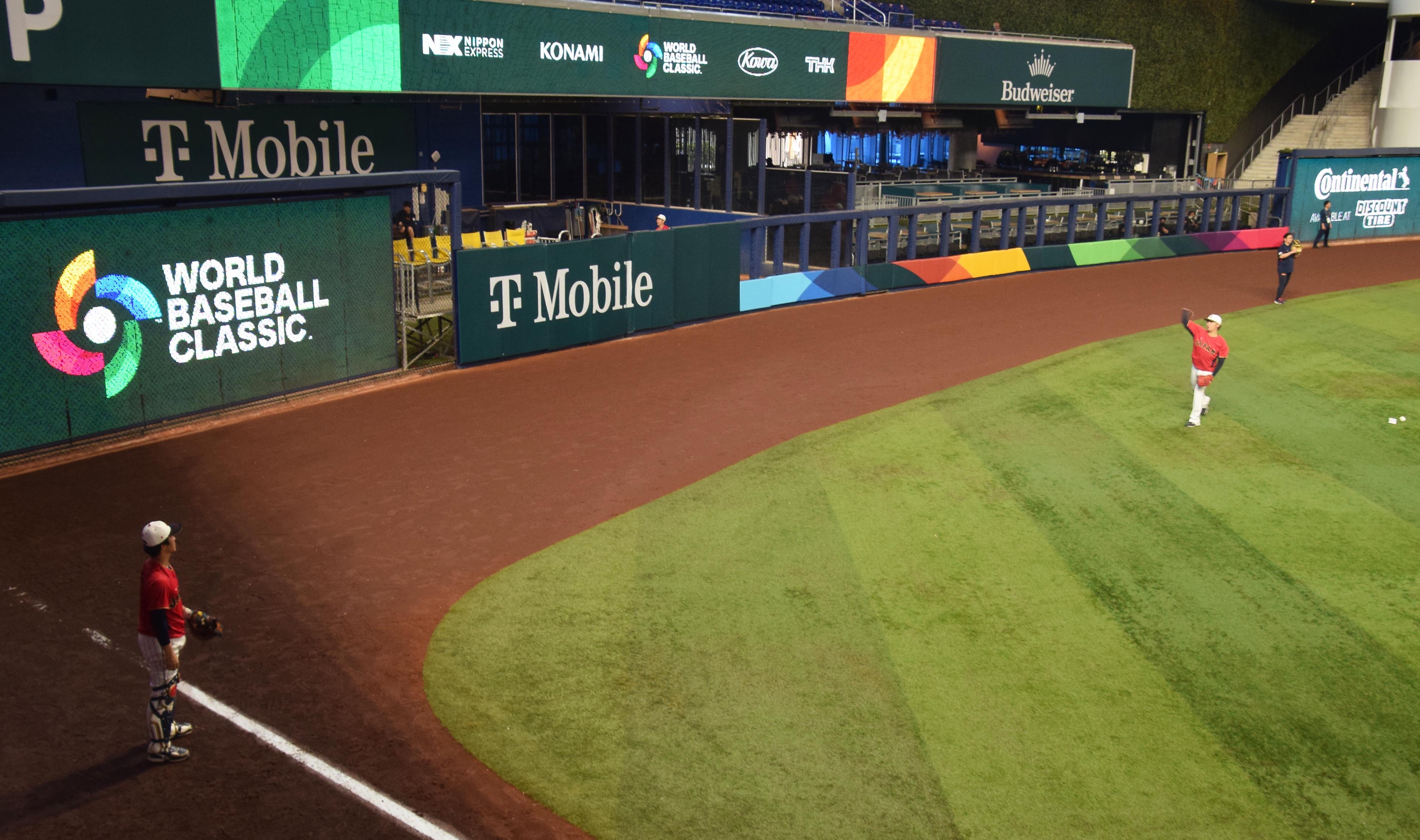 準決勝の試合会場でキャッチボールで調整する侍ジャパンの伊藤(右)(撮影・半藤倫明)