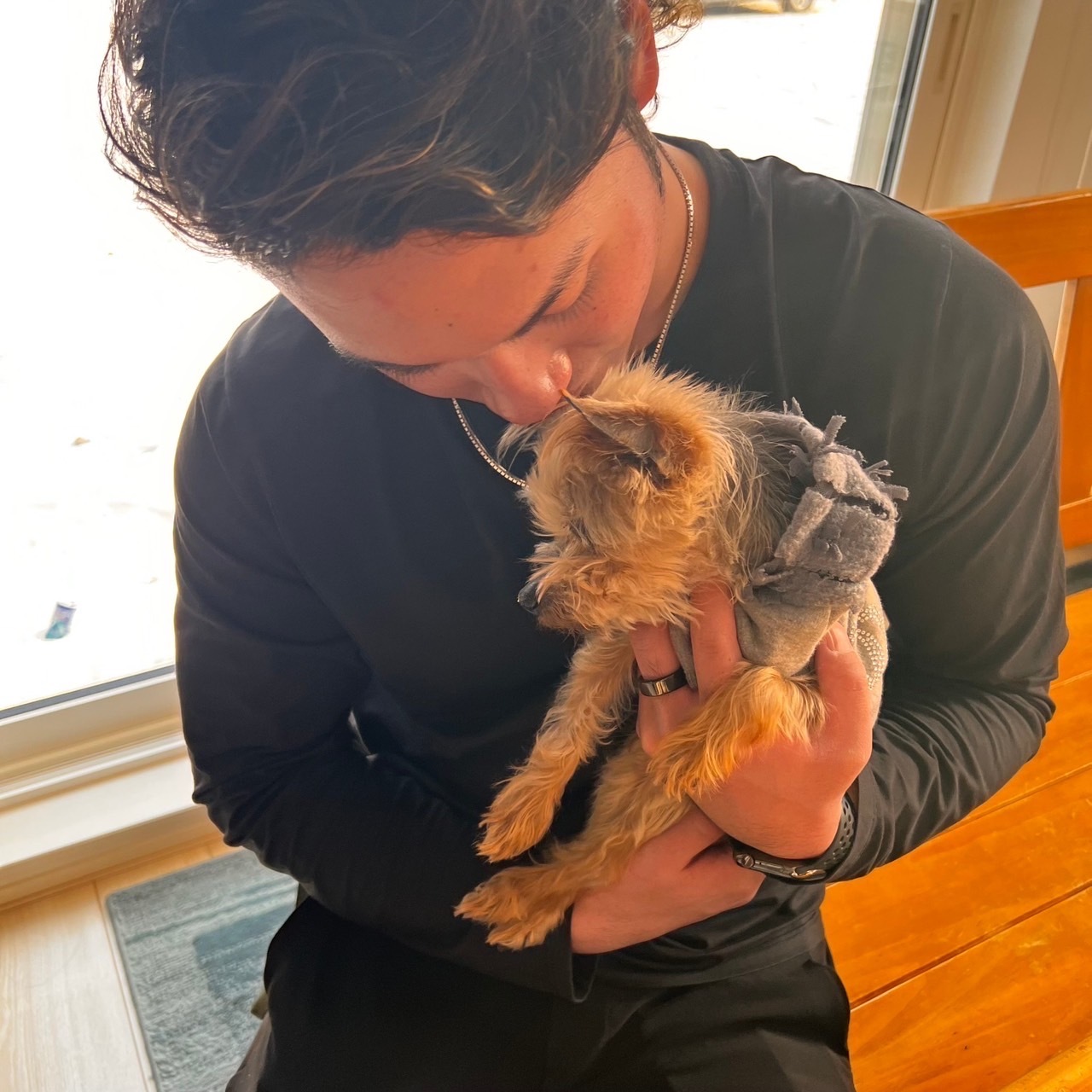 愛犬のチョコちゃんを抱く伊藤(提供写真)