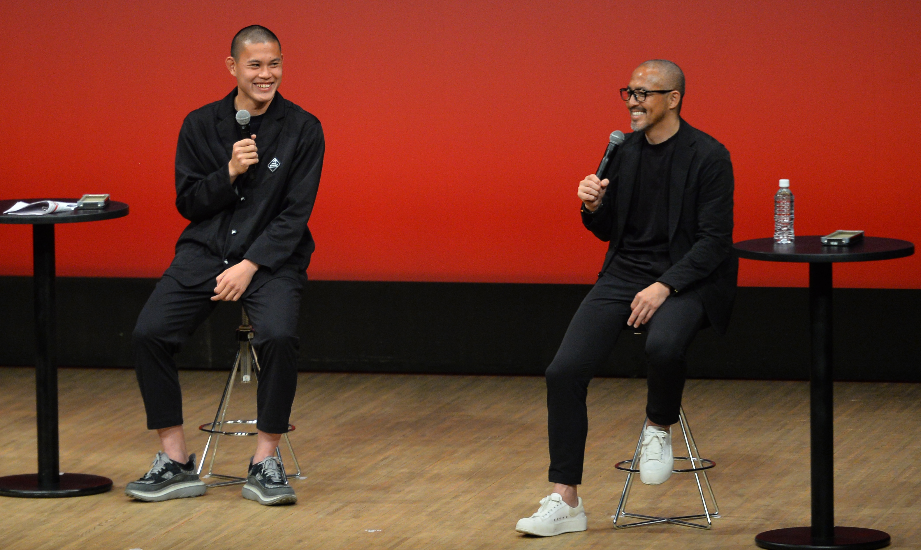 トークショーを行う小野(右)と中島