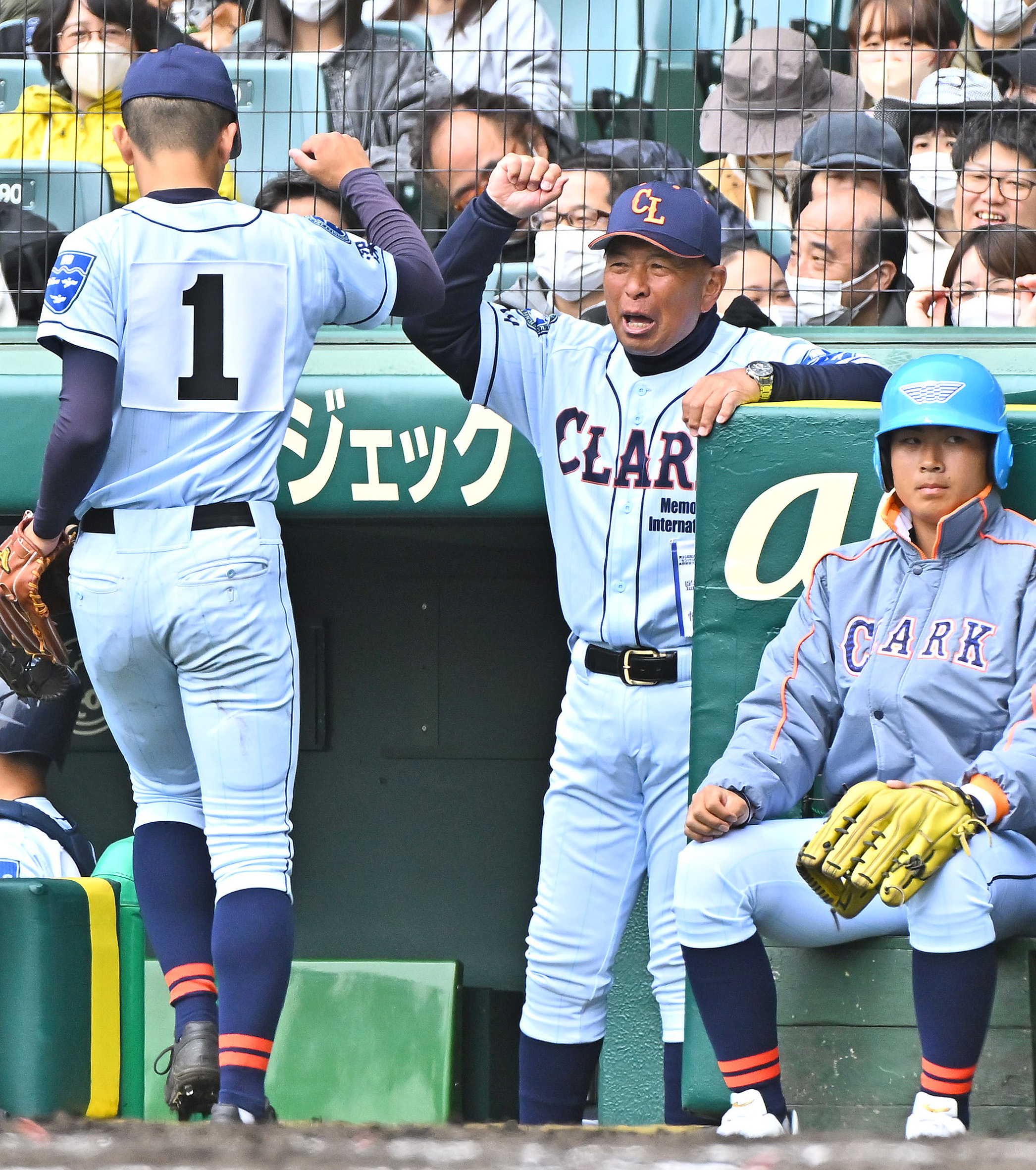 八回終了後、新岡を迎える佐々木監督