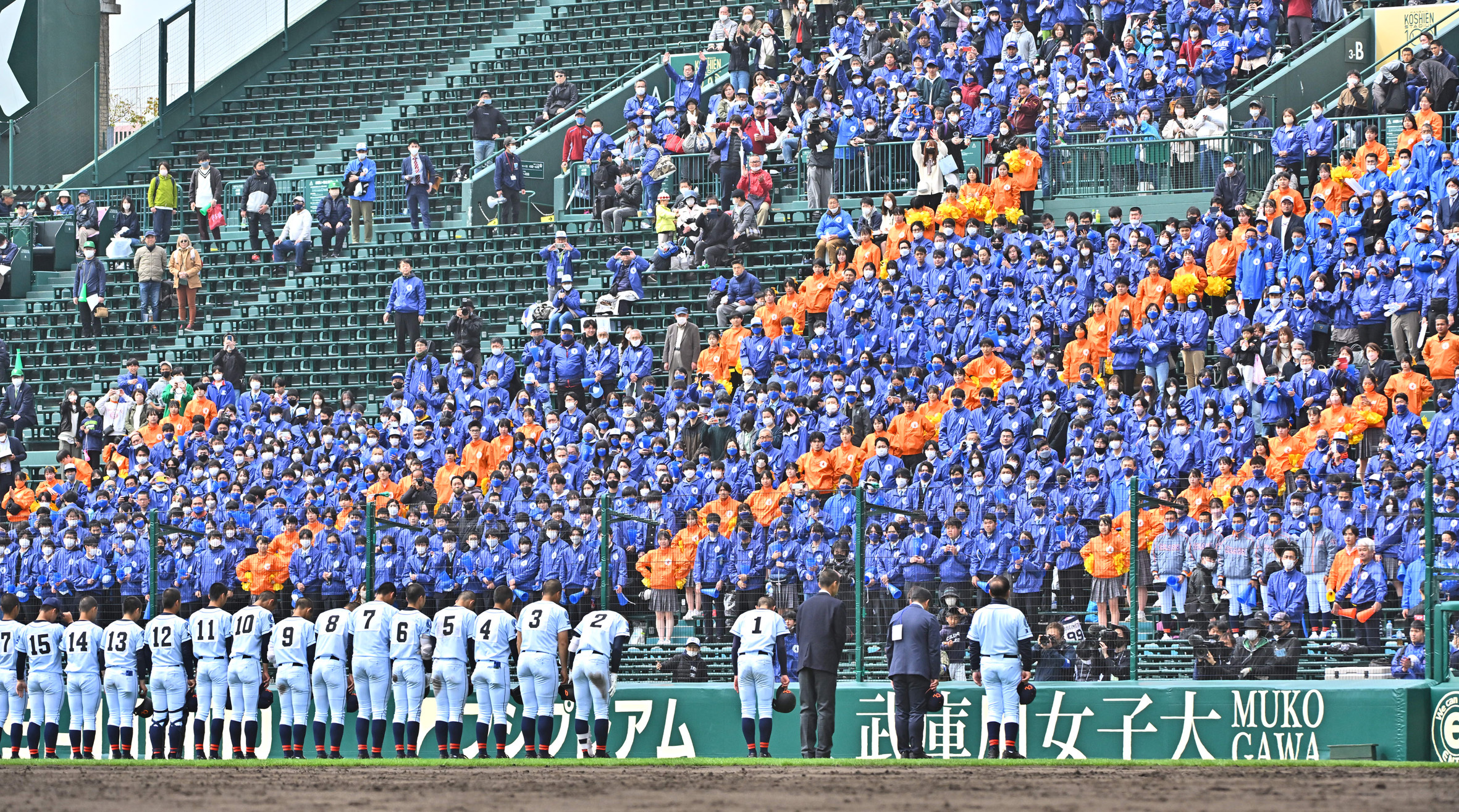 試合後、スタンドの応援団に挨拶するクラークナイン