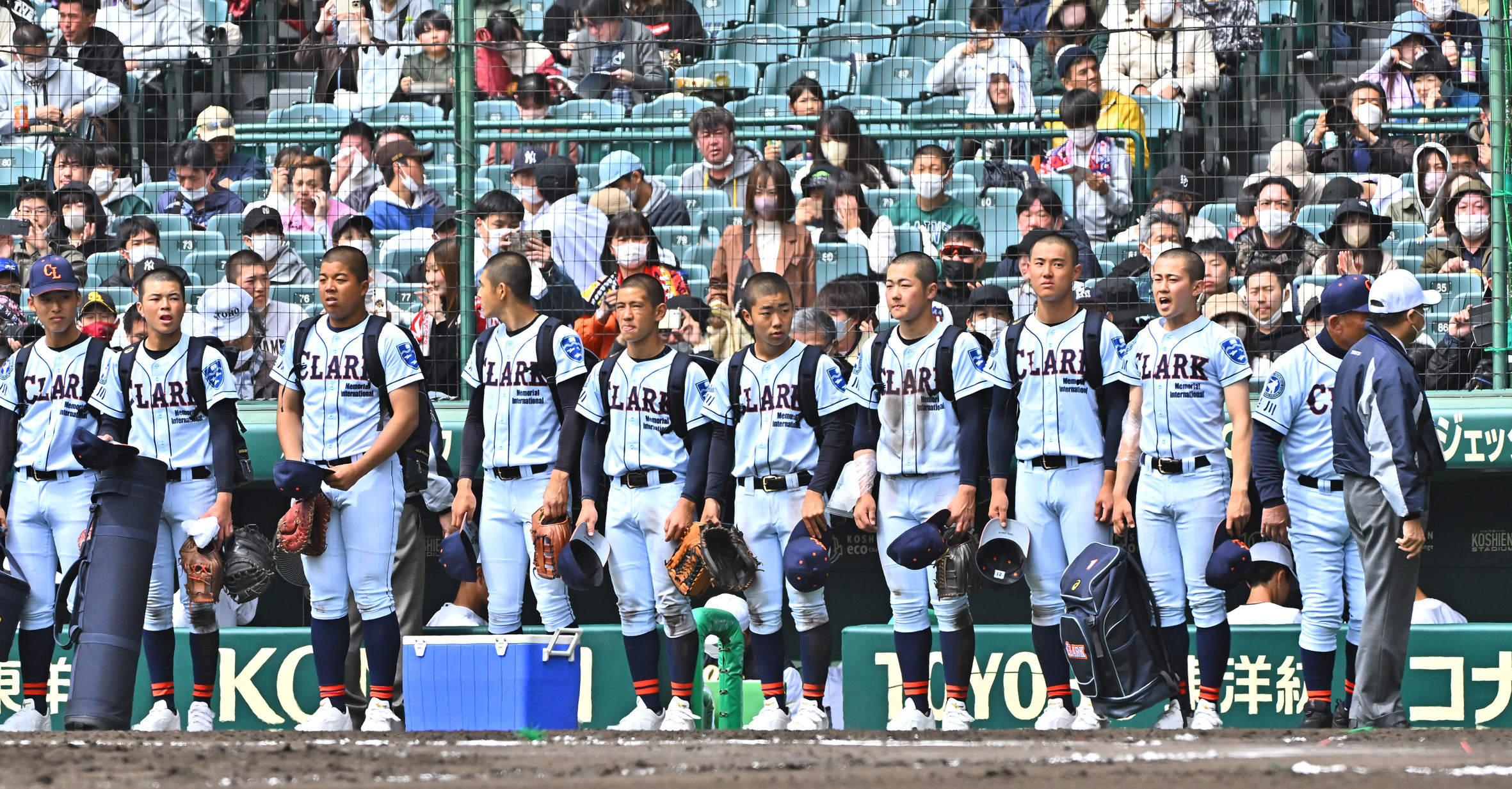 試合後、グラウンドに挨拶をして引き上げるクラークナイン