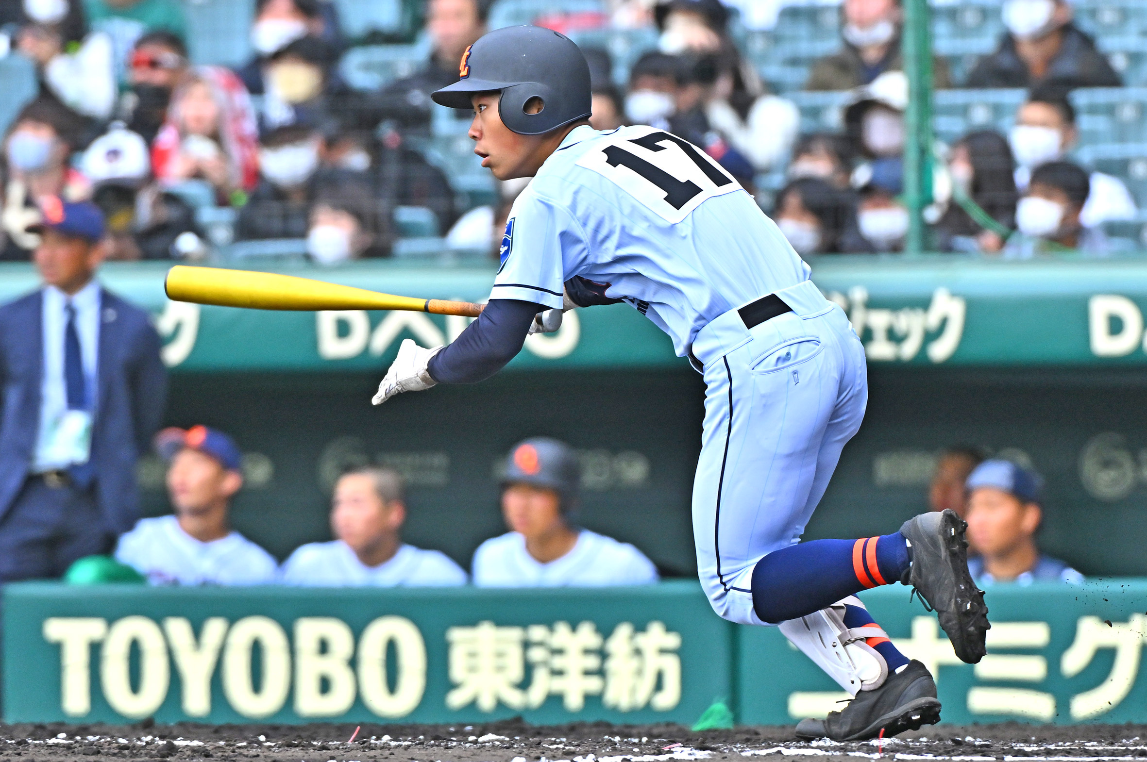 二回1死、鈴木が右安打を放つ